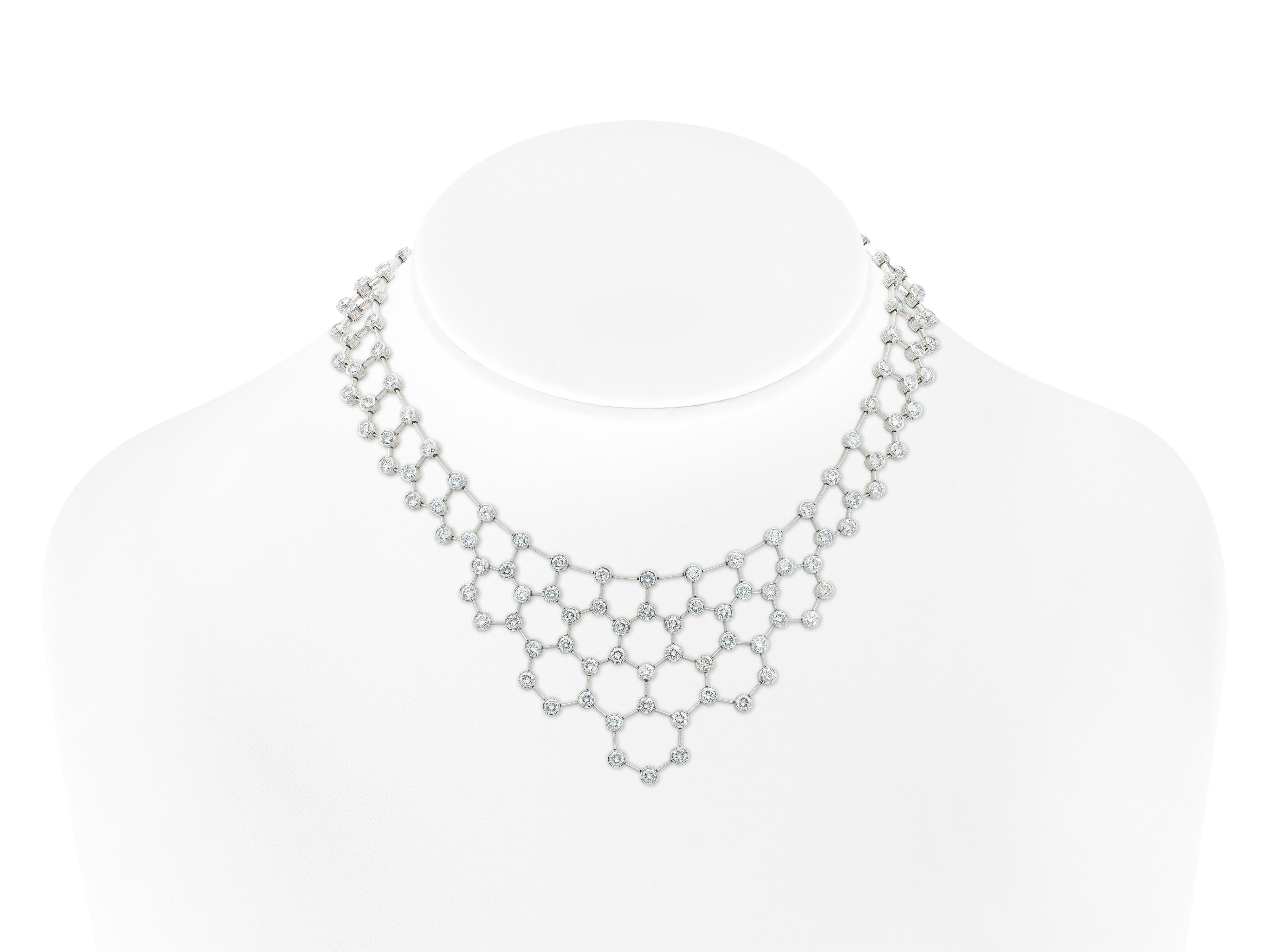 Taille ronde Collier nid d'abeille ajouré avec 22,00 carats de diamants en vente