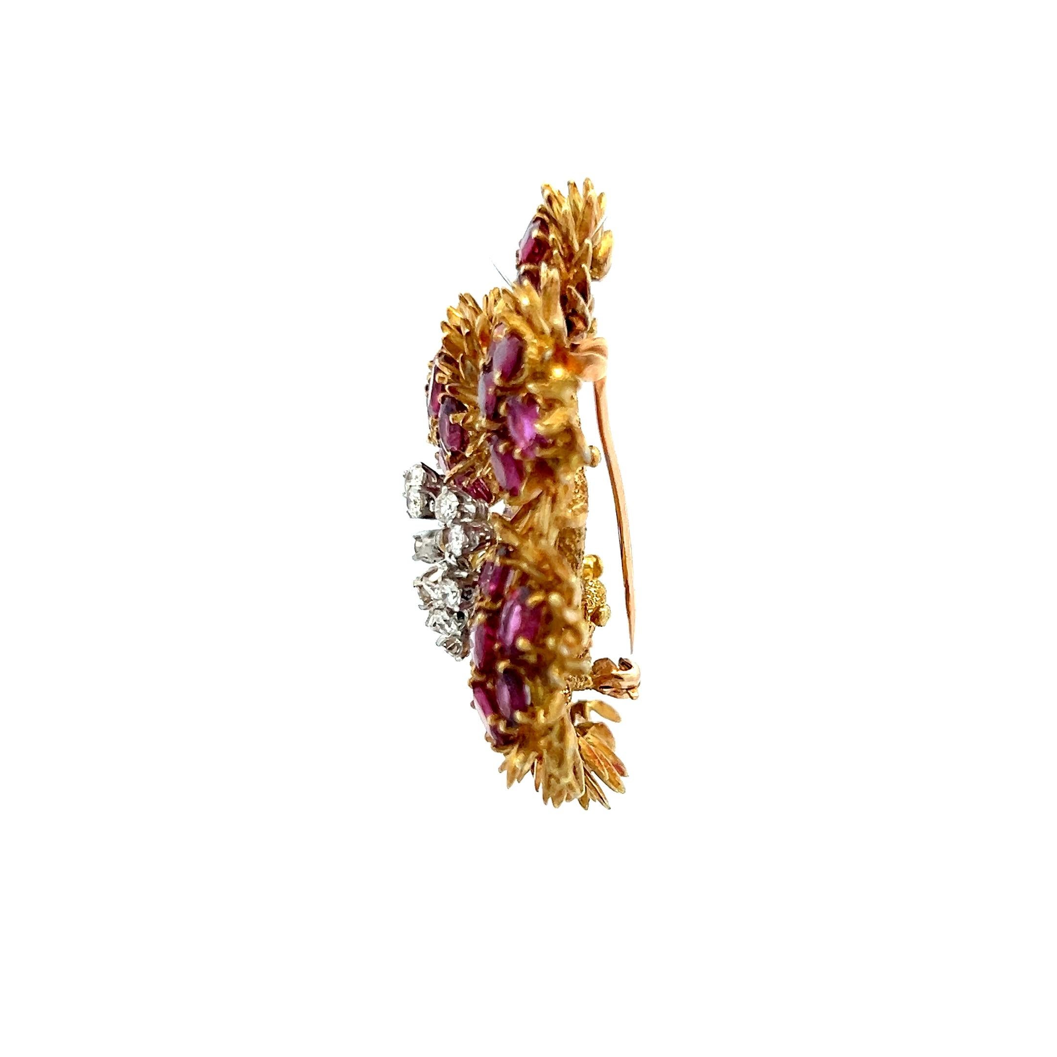 Rubino da 22,00 carati e diamante tondo brillante da 0,30 carati, spilla in oro giallo 18 carati In condizioni buone in vendita a New York, NY