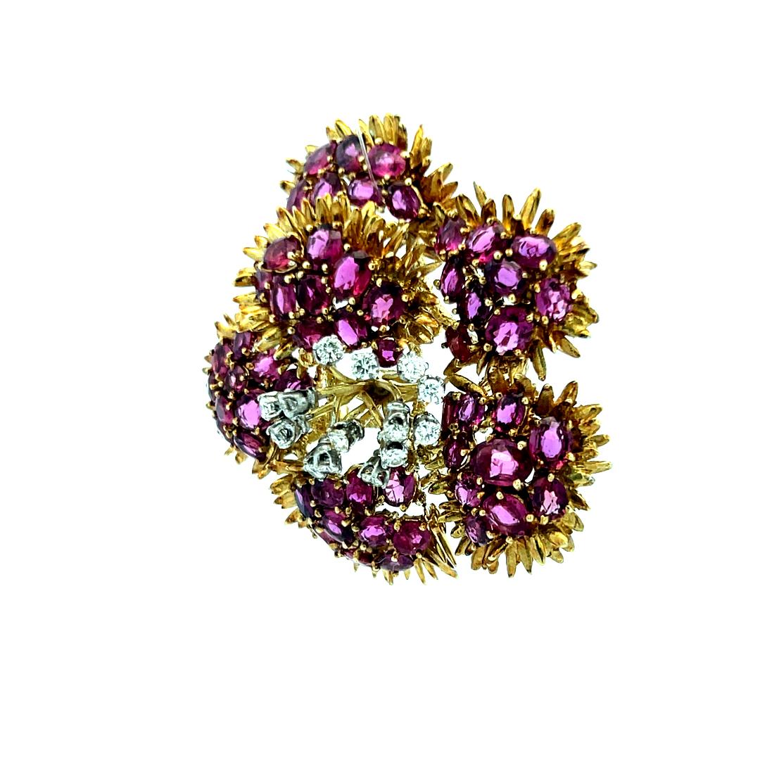 Rubino da 22,00 carati e diamante tondo brillante da 0,30 carati, spilla in oro giallo 18 carati in vendita 1