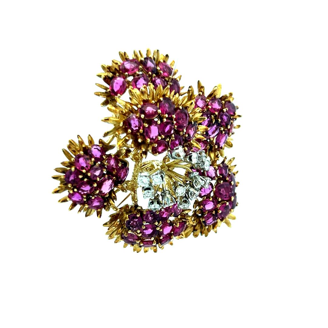 Rubino da 22,00 carati e diamante tondo brillante da 0,30 carati, spilla in oro giallo 18 carati in vendita 2