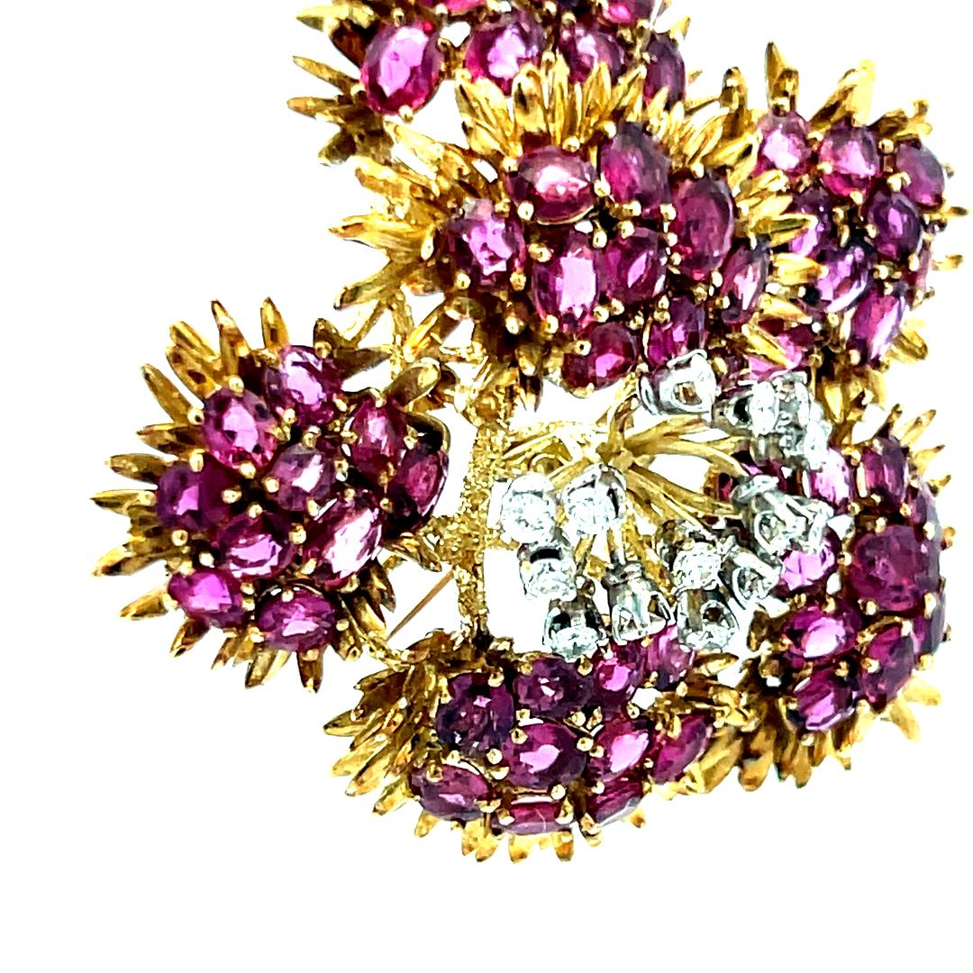 Rubino da 22,00 carati e diamante tondo brillante da 0,30 carati, spilla in oro giallo 18 carati in vendita 3
