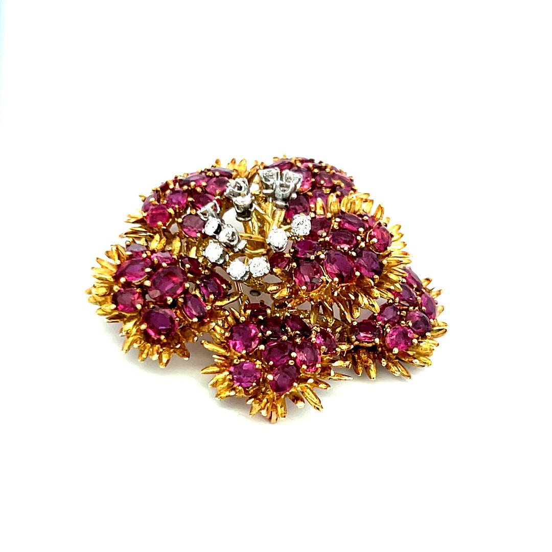 Rubino da 22,00 carati e diamante tondo brillante da 0,30 carati, spilla in oro giallo 18 carati in vendita 4
