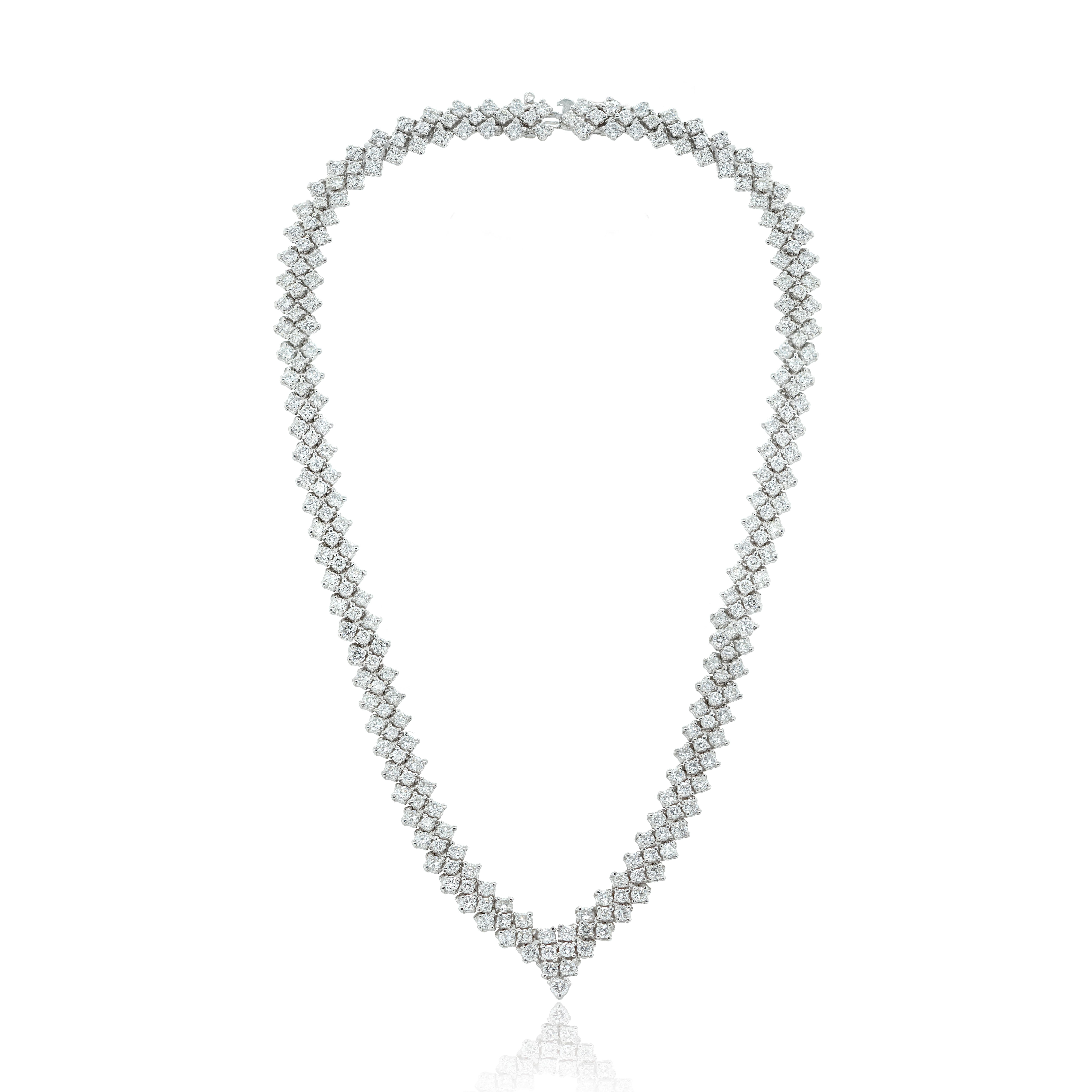 Round Cut 22.00 Cts of Round Diamonds Cluster Style Necklace Tapering off with a V-Style For Sale
