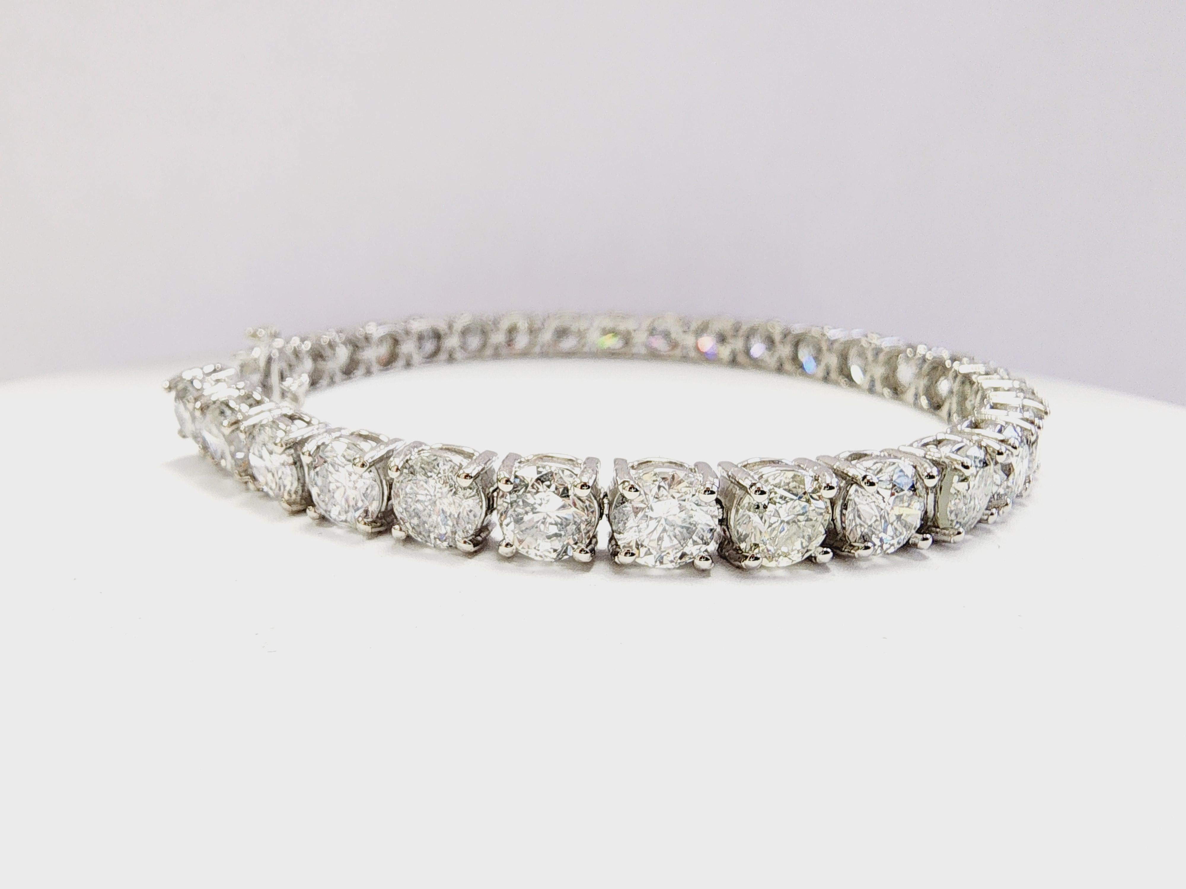 22.01 Carat Natural Diamond Tennis Bracelet in 14K Heavy Solid White Gold.

Carat Weight: 22.01 cts
30 pieces
Color Average: G
Clarity Average: SI-I
Width: 5.4 mm
Weight: 17.83 grams

*Free shipping within the U.S.*