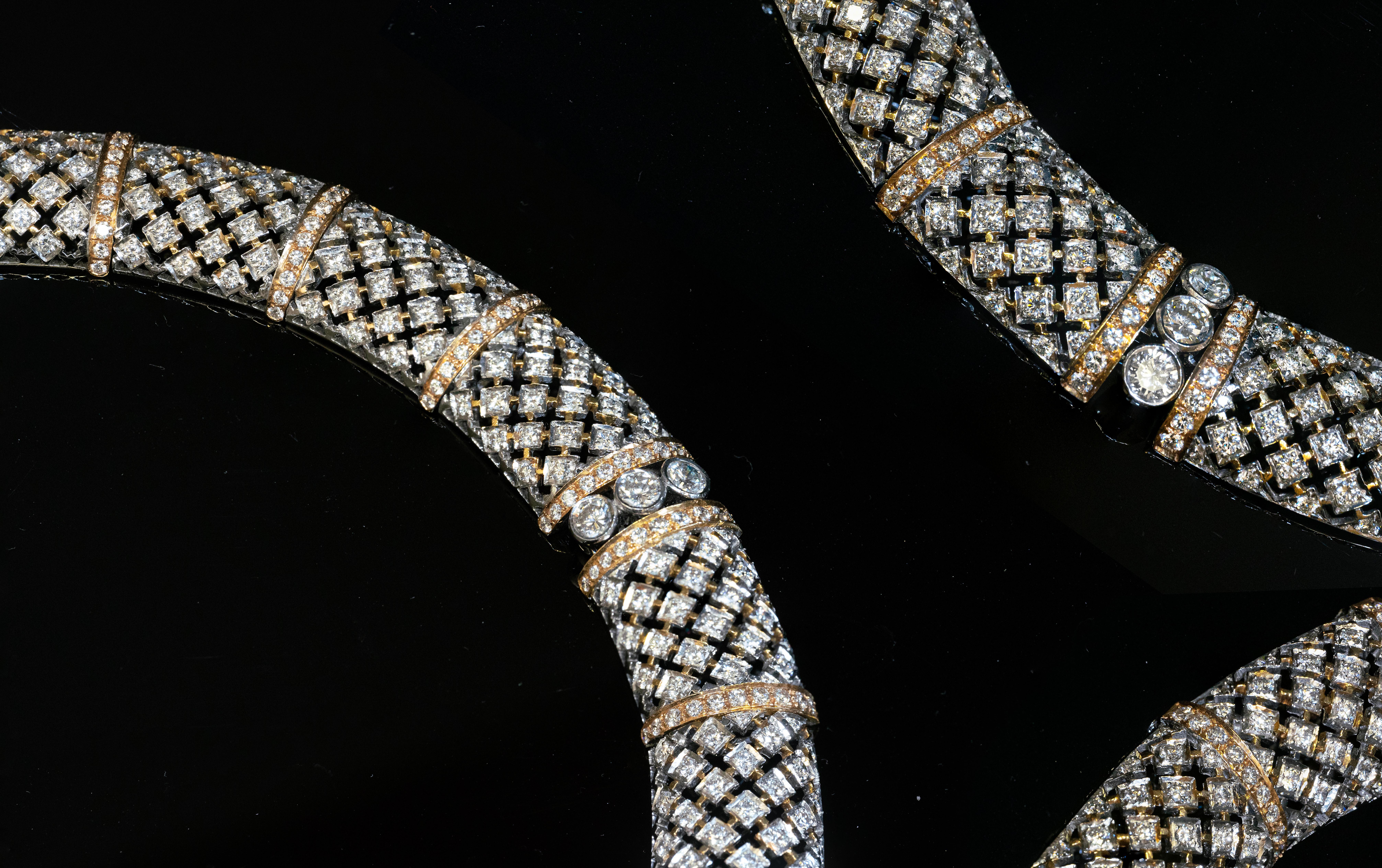 22.01ct Diamond 18 Carat White and Yellow Gold Honeycomb Collar Necklace In Good Condition In London, GB