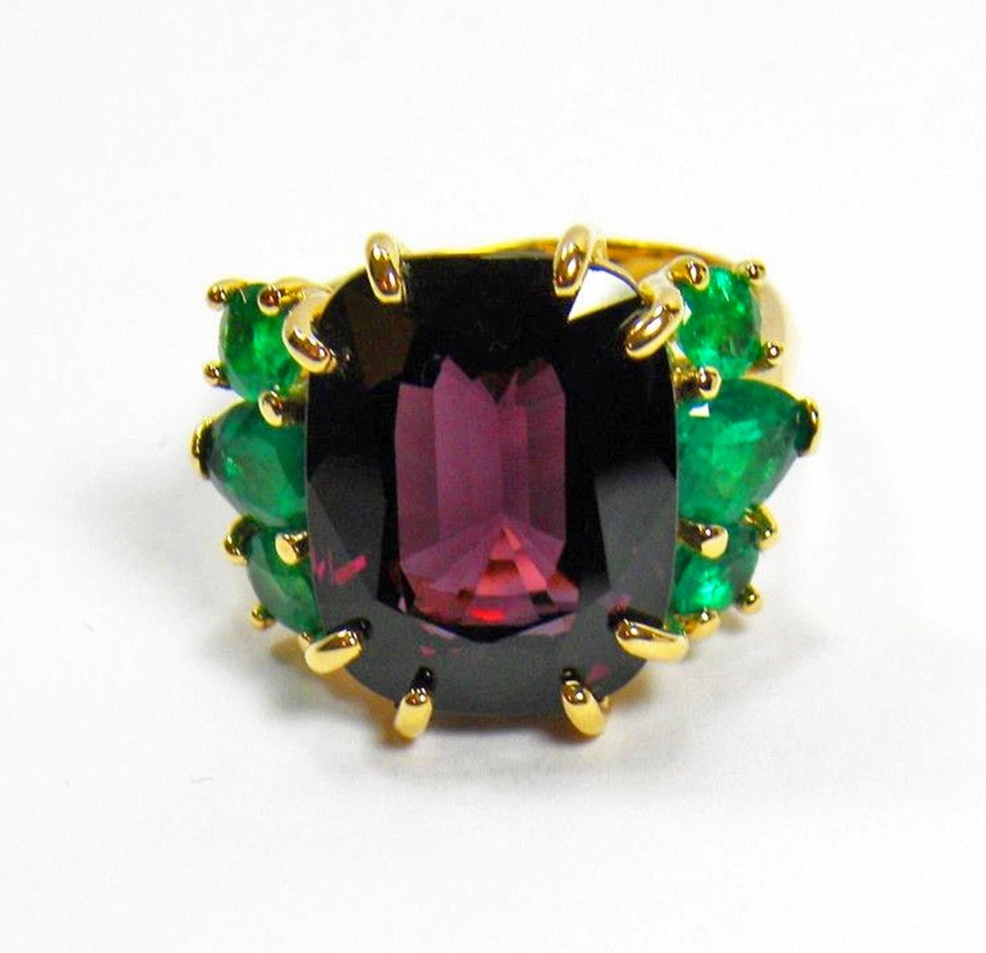 Retro 22.03 Carat Certified Fine Spinel Colombian Emerald Ring 18K For Sale