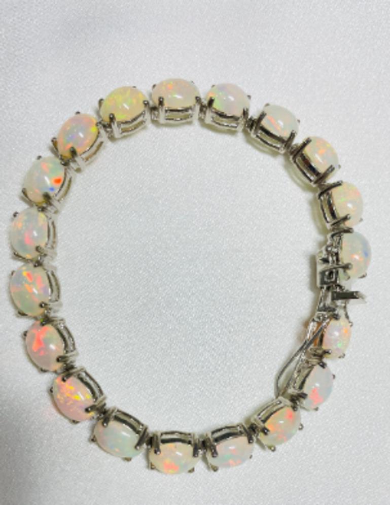 Taille ovale Bracelet tennis en argent sterling avec opale d'Éthiopie véritable de 22,04 carats en vente