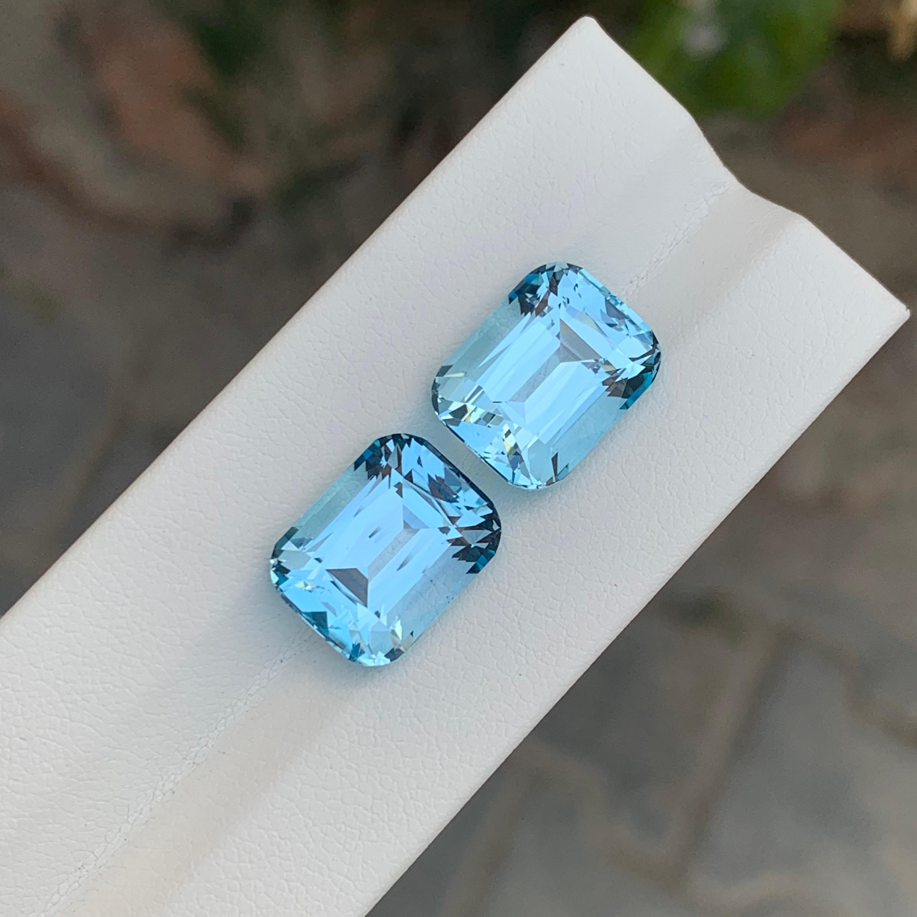 Taille coussin Exquise paire de topazes bleu ciel non serties de 22,05 carats pour la fabrication de bijoux en vente