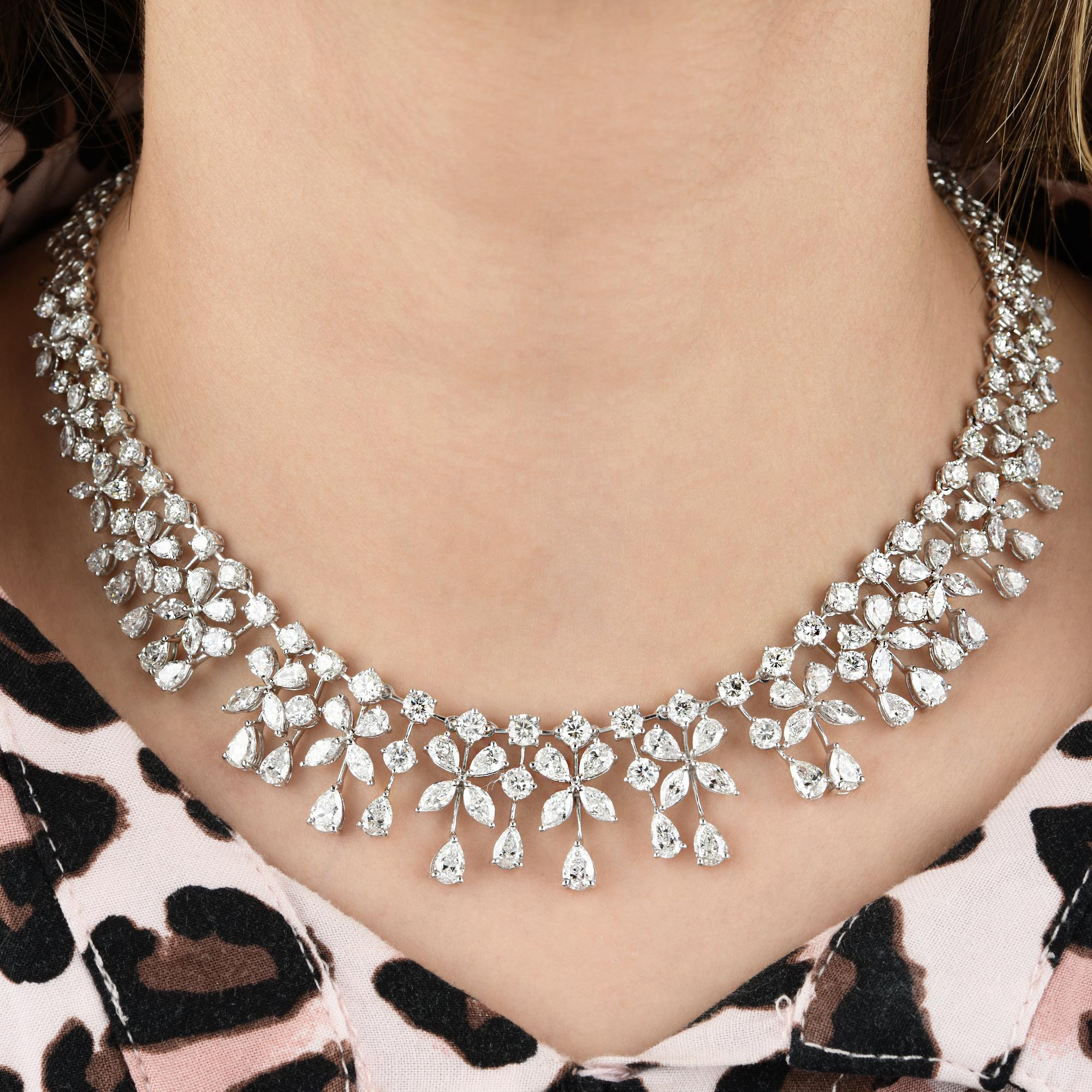 Preparati a lasciarti affascinare dalla bellezza ipnotica di questa collana di diamanti marquise e pera, che vanta un sorprendente peso totale di 22,05 carati. Meticolosamente realizzata a mano in oro bianco 18 carati, questa collana emana opulenza,