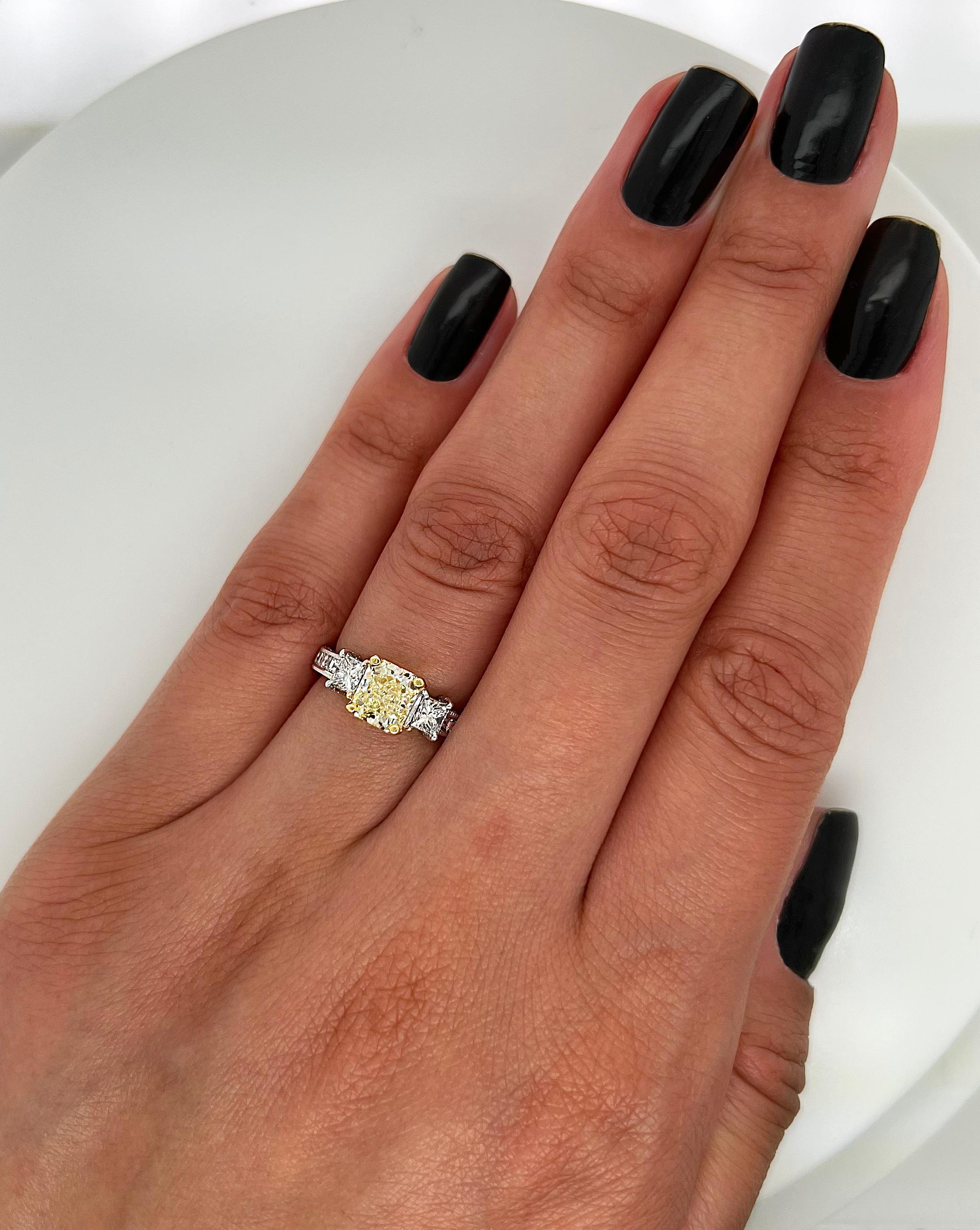 2,20 Gesamtkarat Fancy Gelber Diamant Damen Verlobungsring GIA im Zustand „Neu“ im Angebot in New York, NY