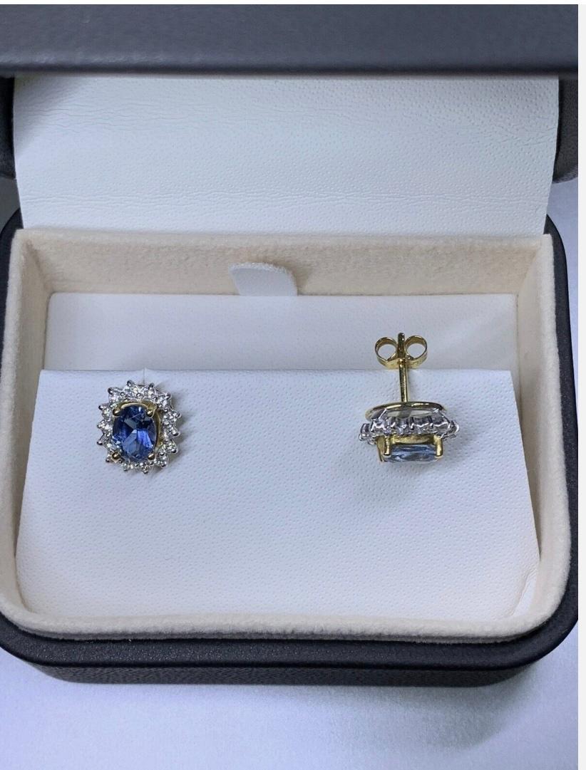 Pendientes solitarios gruesos de aguamarina y diamantes de 2,20 ct Oro amarillo de 18 ct
Pendientes de aguamarina ovalada y halo de diamantes de 2,20 ct, de oro amarillo blanco de 18k.

Aguamarina azul natural de forma ovalada peso total