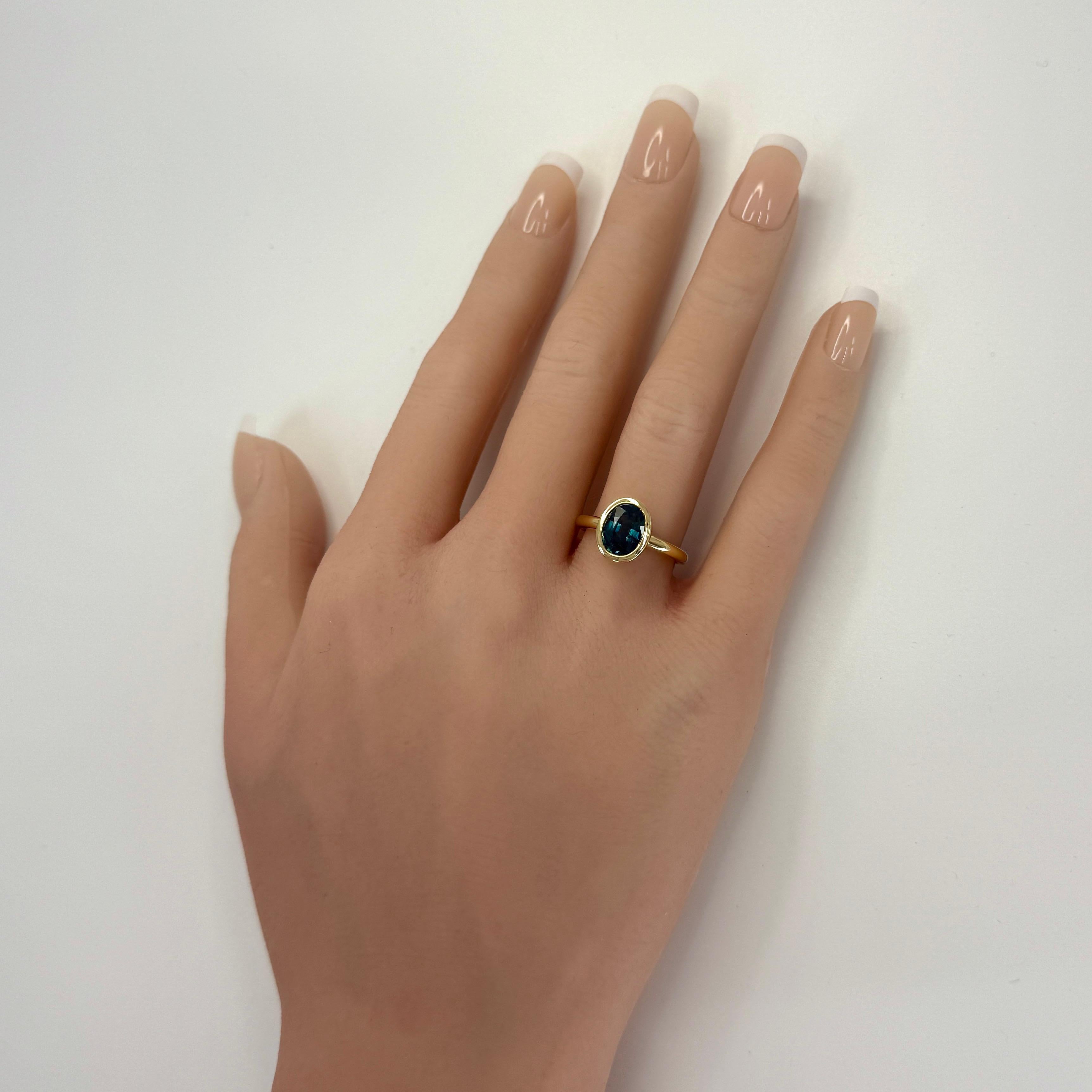Taglio ovale Anello con castone solitario in oro giallo 18 carati con zaffiro ovale di 2,20 carati di colore verde acqua intenso e blu in vendita