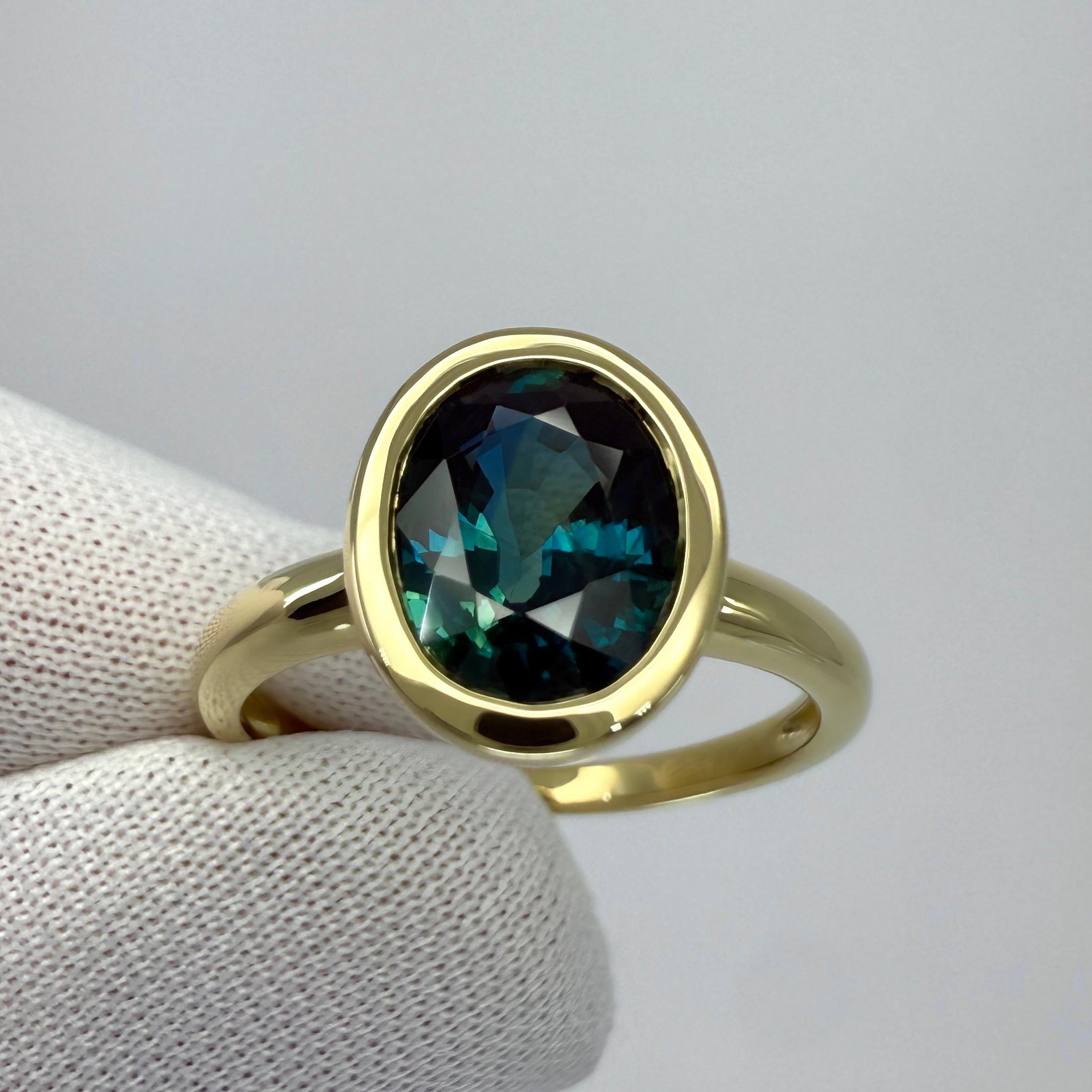 Anello con castone solitario in oro giallo 18 carati con zaffiro ovale di 2,20 carati di colore verde acqua intenso e blu In condizioni Nuovo in vendita a Birmingham, GB