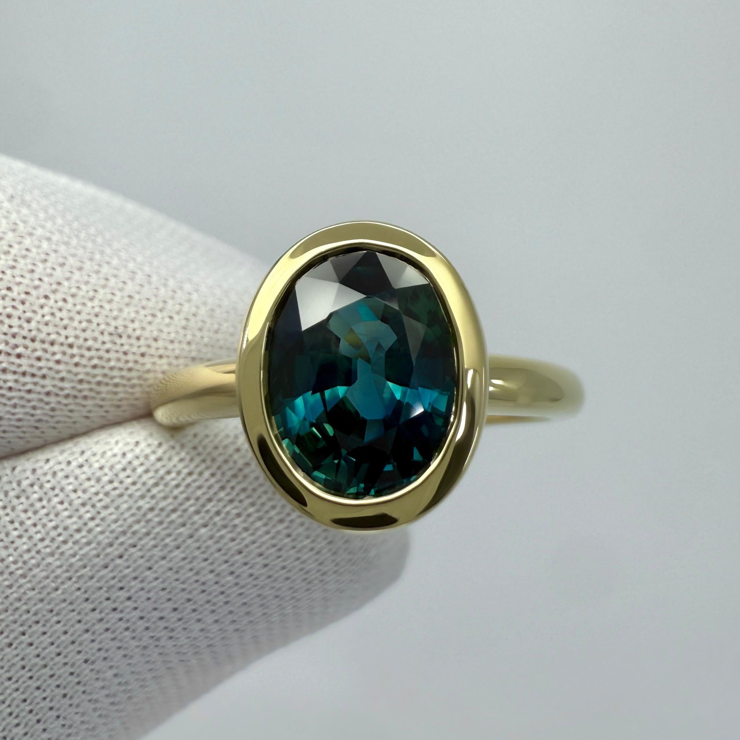 da uomo o donna Anello con castone solitario in oro giallo 18 carati con zaffiro ovale di 2,20 carati di colore verde acqua intenso e blu in vendita