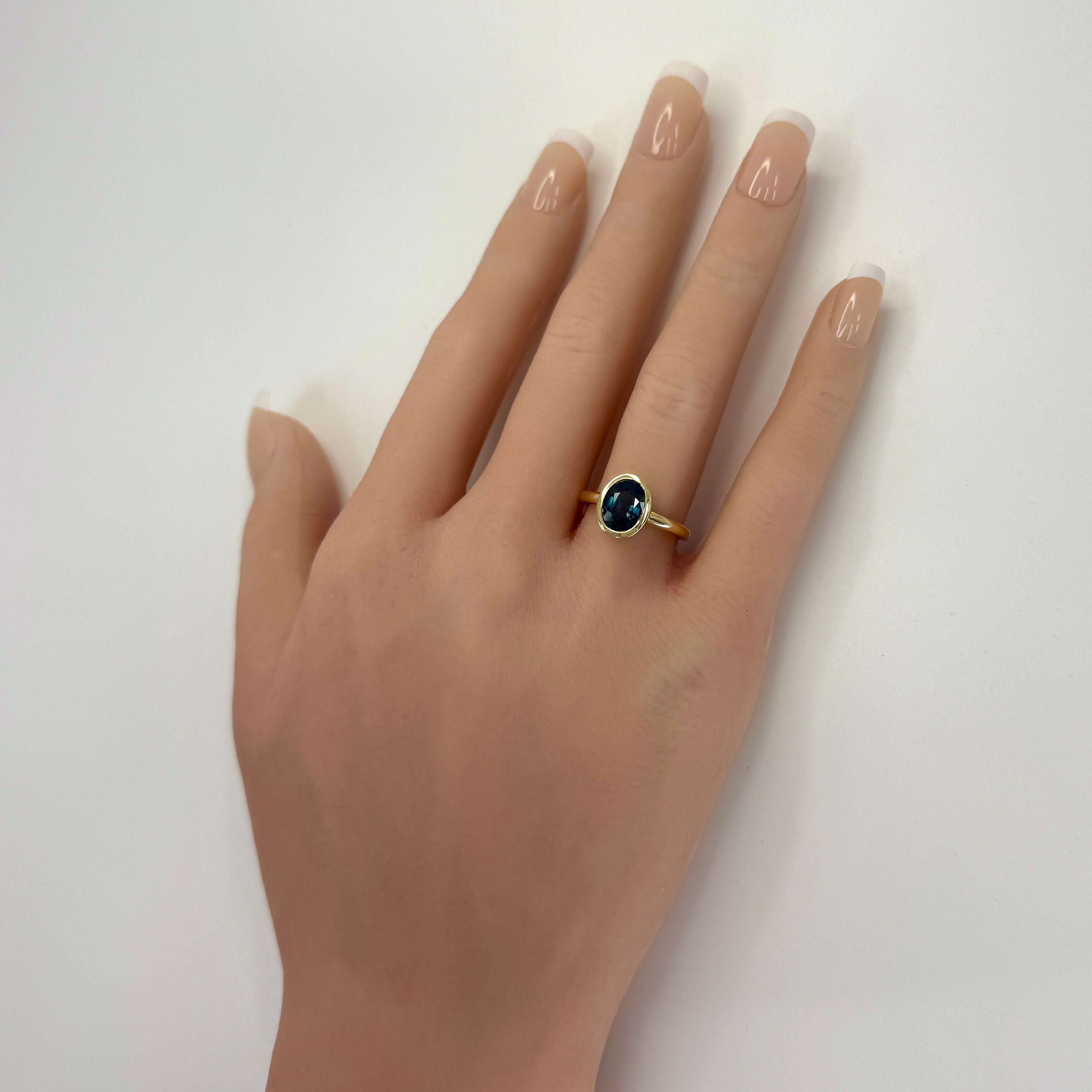 Anello con castone solitario in oro giallo 18 carati con zaffiro ovale di 2,20 carati di colore verde acqua intenso e blu in vendita 3