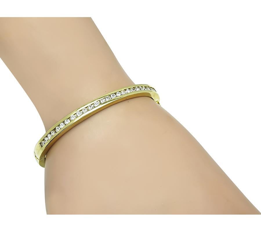 Questo è un fantastico braccialetto in oro giallo 18k. Il braccialetto è incastonato con scintillanti diamanti a taglio rotondo del peso di circa 2.20 carati. Il colore dei diamanti è G con purezza VS. Il braccialetto misura 5 mm di larghezza e si