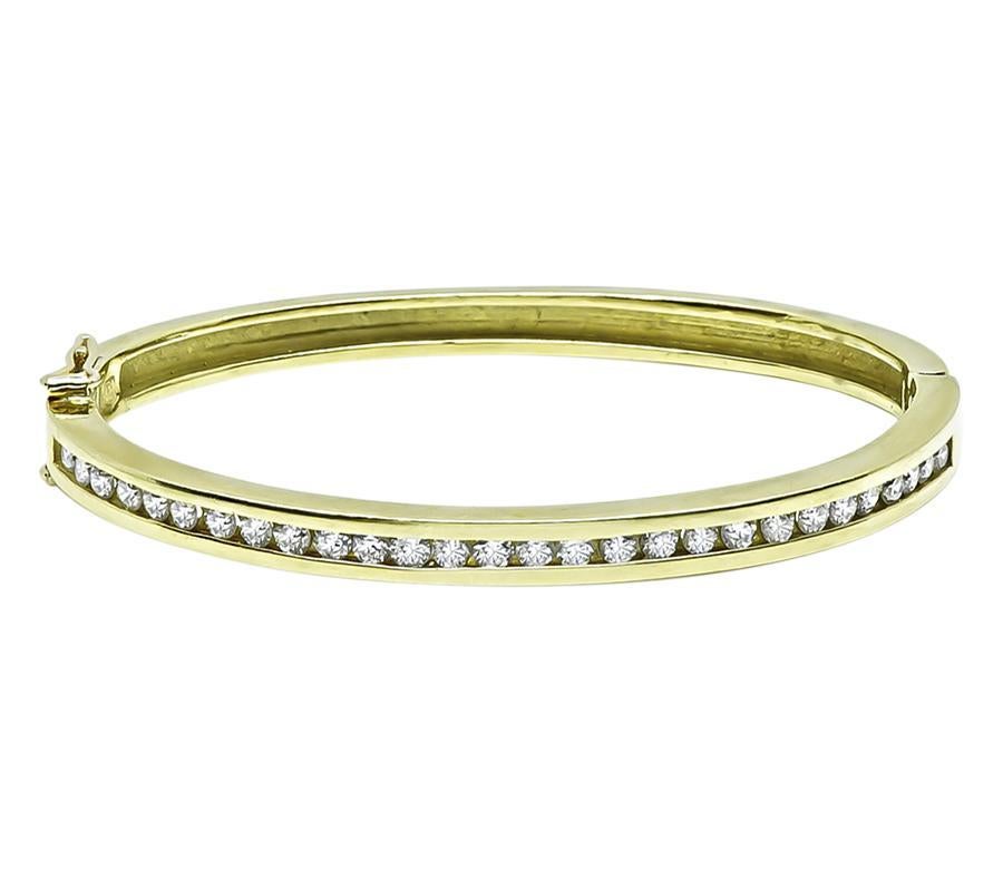 Taglio rotondo Bangle in oro con diamanti da 2,20 carati in vendita