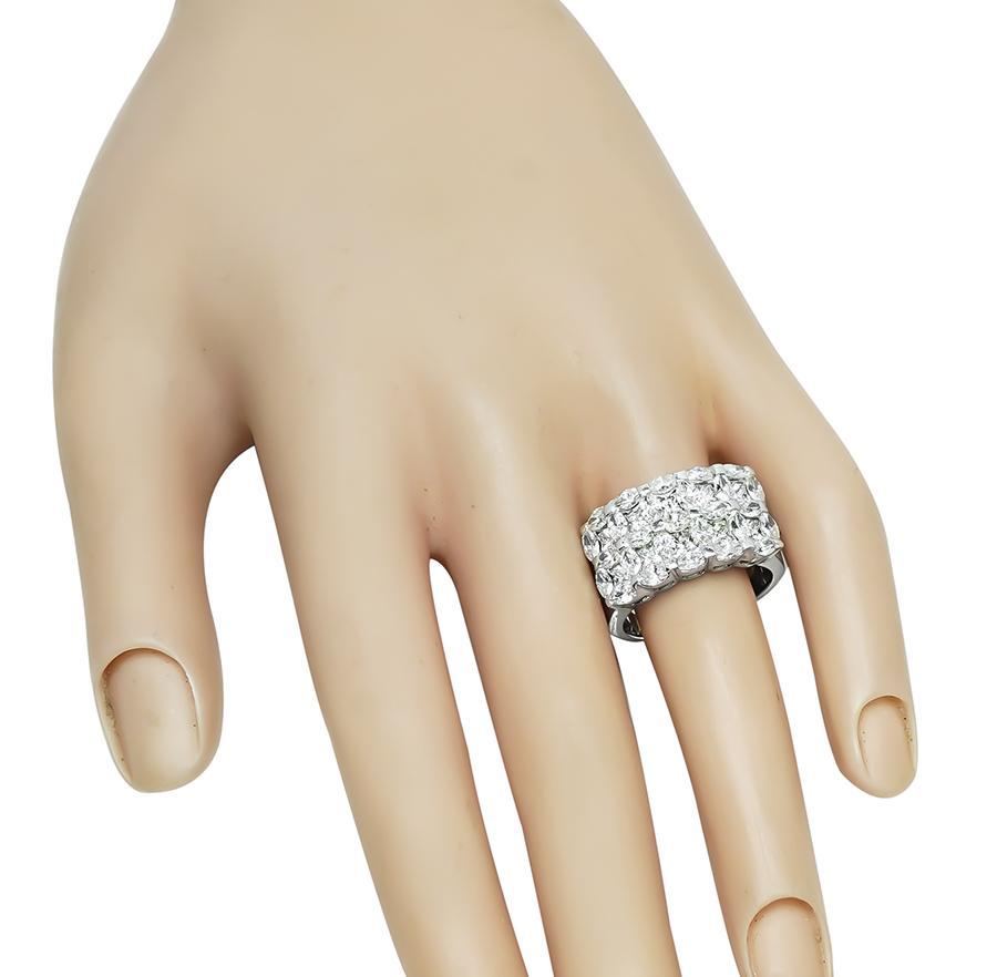 Il s'agit d'une élégante bague en or blanc 14k. La bague est sertie de diamants étincelants de taille marquise et princesse qui pèsent environ 2,20ct. La couleur des diamants est F et la pureté VS. La partie supérieure de l'anneau mesure 12,5 mm sur