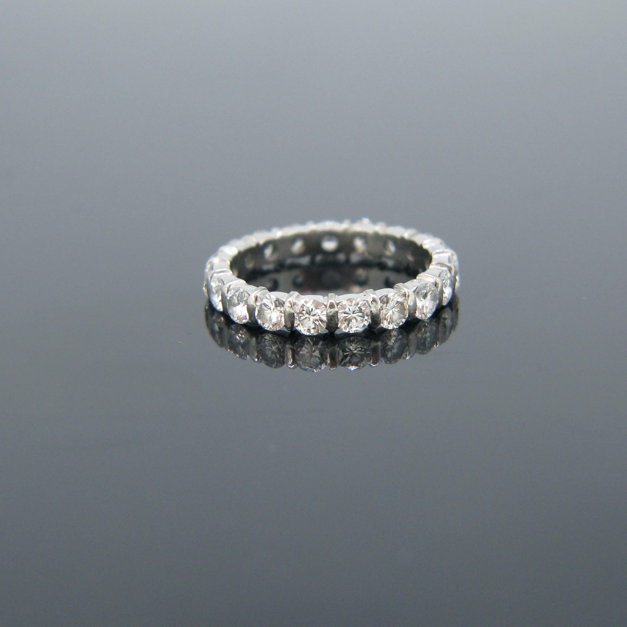 2.20ct Eternity Brilliant Cut Diamonds White Gold Ring In Good Condition For Sale In London, GB