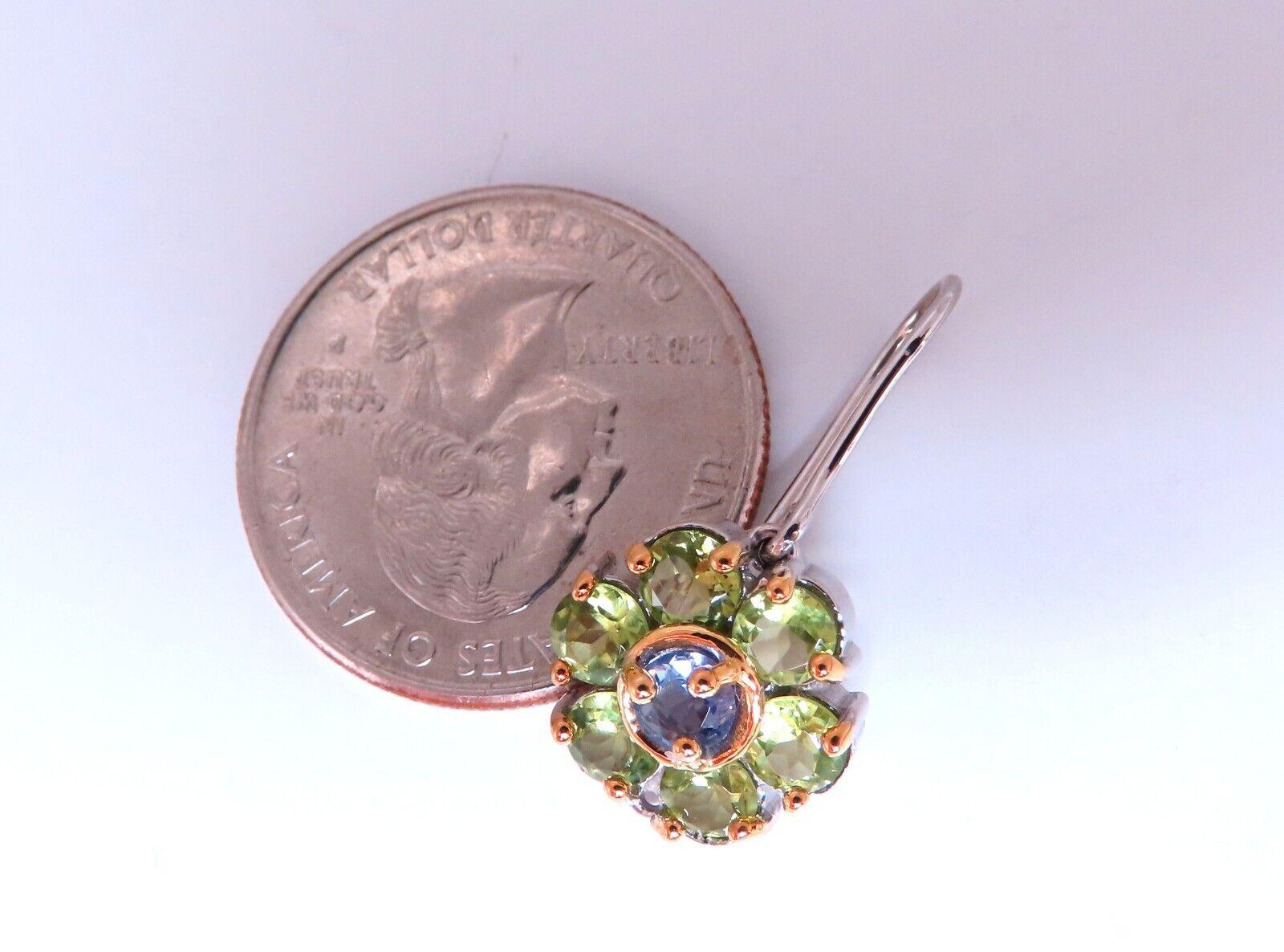 Cluster Wire Dangles.

Der Glamour des Alltags.

2,20ct. Natürlich  Grüner Peridot .

Runder Schliff: je 4 mm

 Transparent und saubere Klarheit.

Helles Leuchten von Vivid Greens.

.70ct Natürliche Tansanite.

Jeweils 3,5 mm.

14kt. Weißgold

5