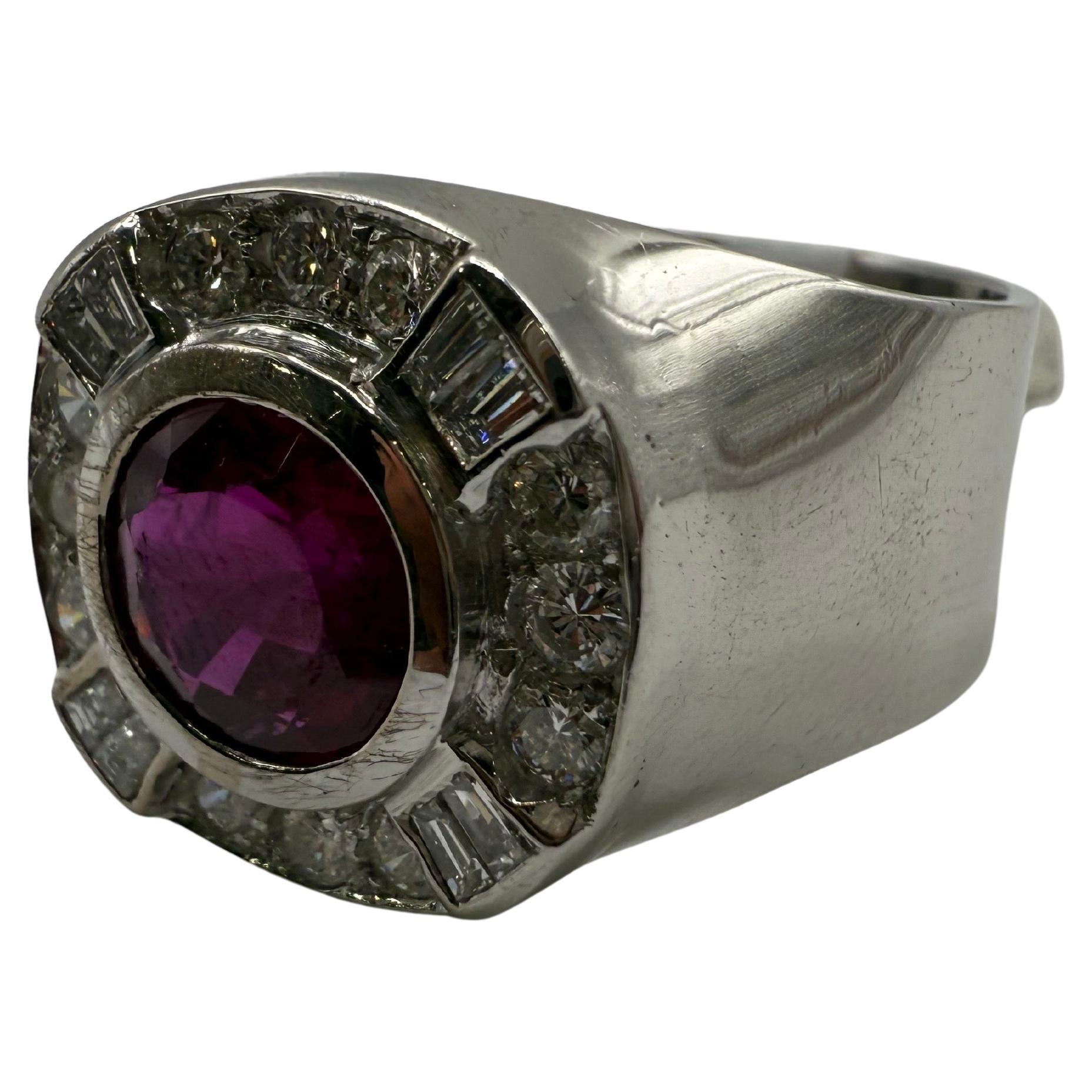 Il s'agit d'une pièce rare présentant un rubis naturel non traité au centre d'une étonnante couleur rouge rosé de 2,20 carats accompagné de diamants de 0,90 carats VS clarté F couleur en or blanc 18KT, convenant aussi bien aux hommes qu'aux