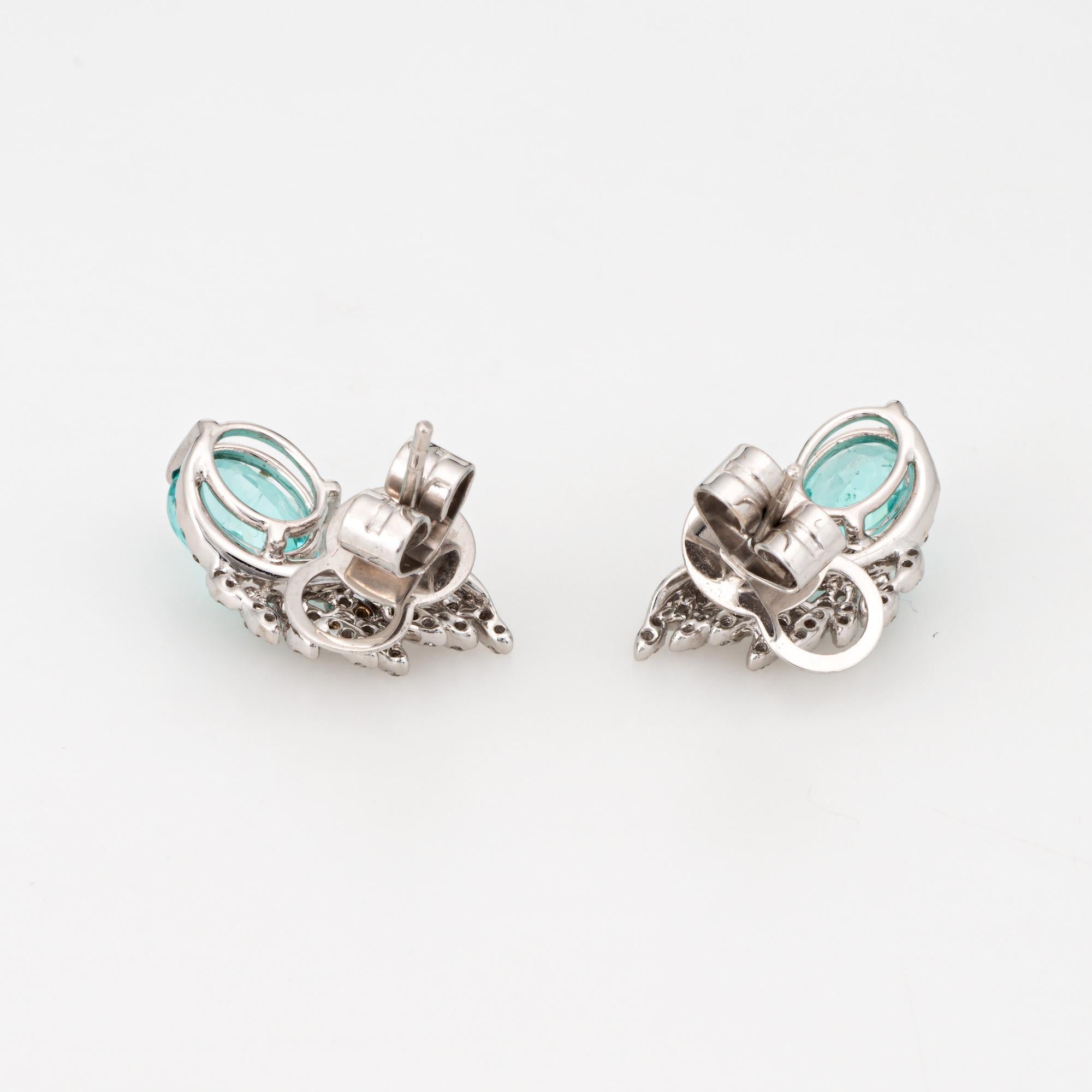 Boucles d'oreilles élégantes en or blanc 18 carats, composées de tourmaline de Paraiba et de diamants.

Deux tourmalines naturelles de Paraiba de taille ovale mélangée, étroitement assorties (environ 1,10 carats chacune - 2,20 carats de poids total