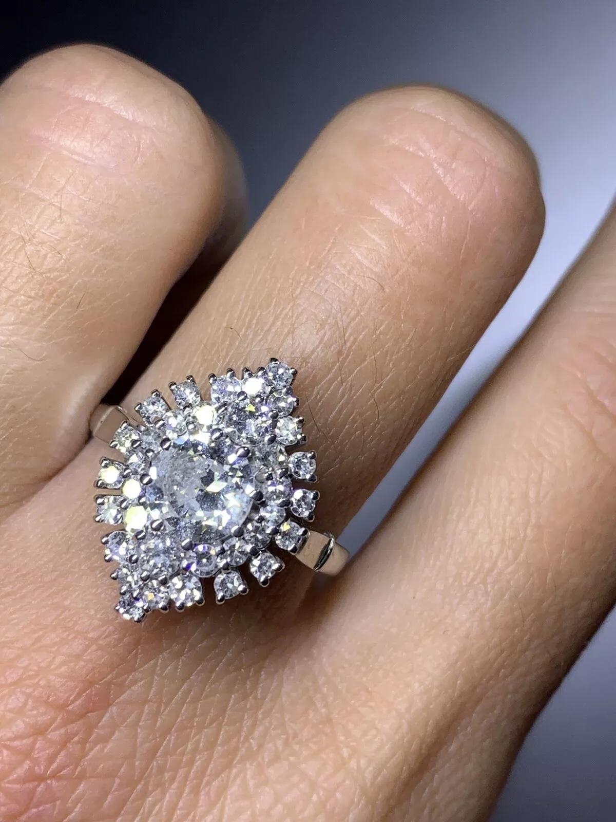 2.20ct round diamond antique engagement ring in platinum. For Sale 2