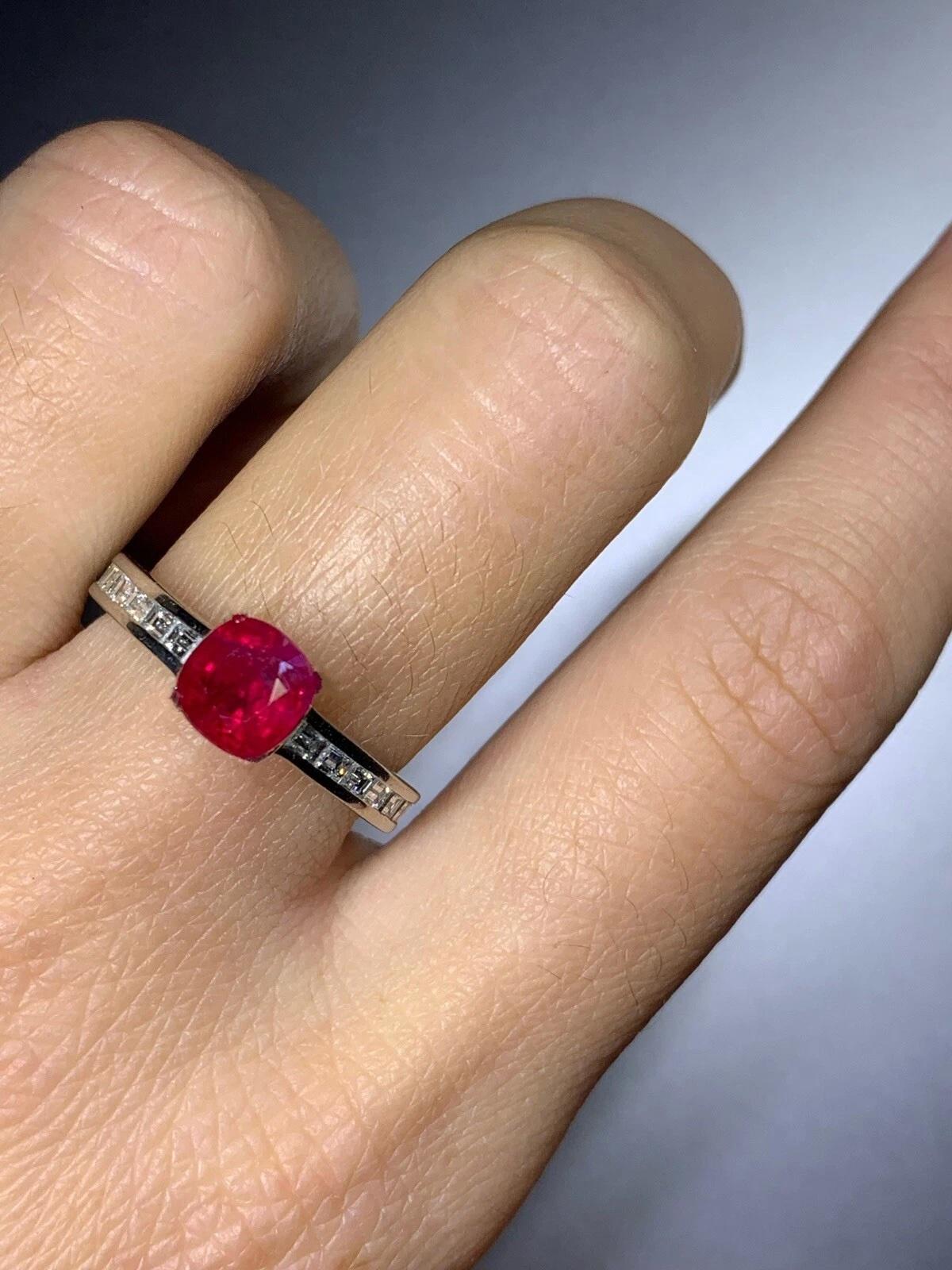Women's or Men's 2.20ct Ruby and baguette diamond engagement ring in platinum. For Sale