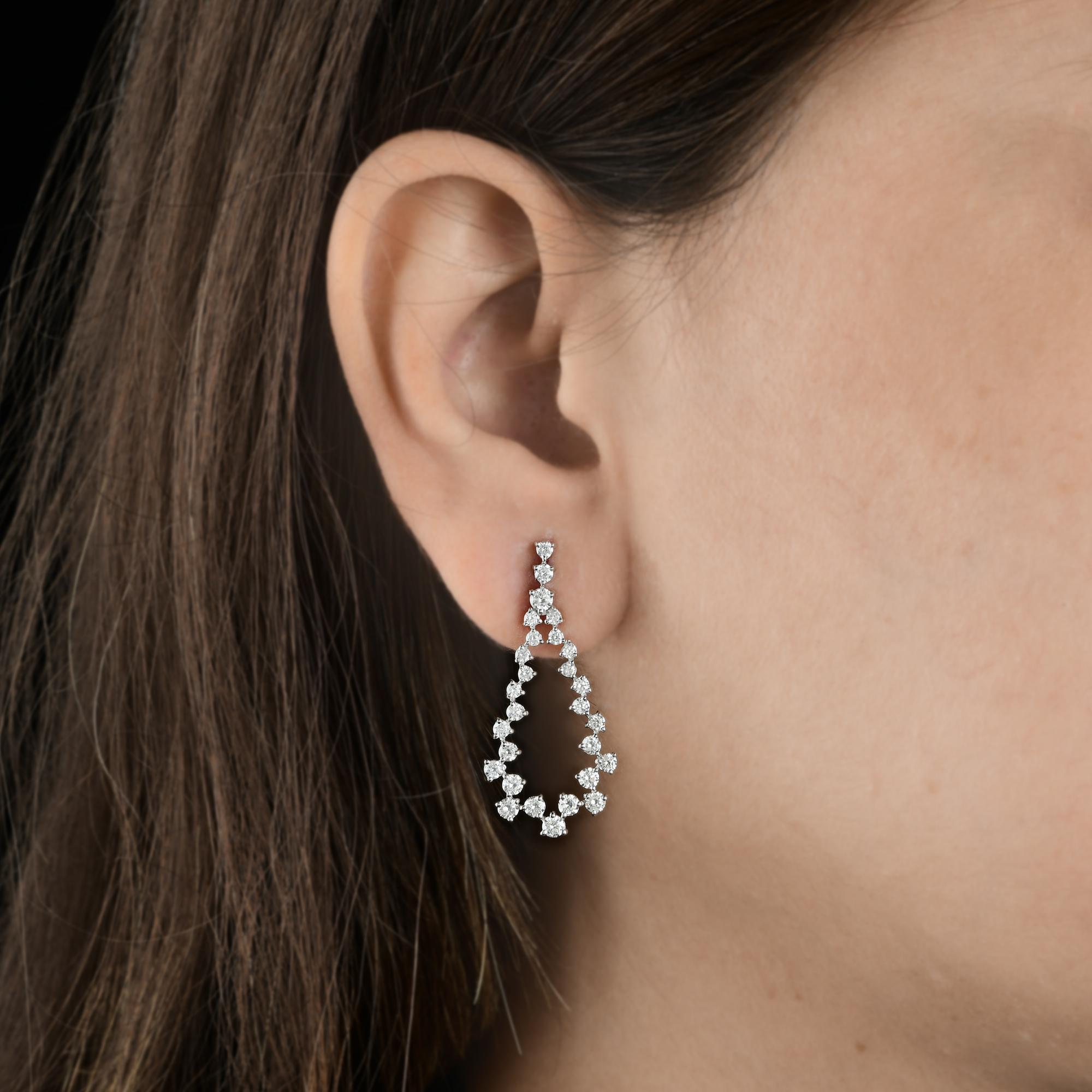 2.20Ct SI/H Pendientes Colgantes de Diamantes Naturales Regalo Joyas de Oro Blanco de 14k.
Cada pendiente presenta una fluida silueta de lágrima abierta adornada con una serie de brillantes diamantes de talla redonda que centellean con cada