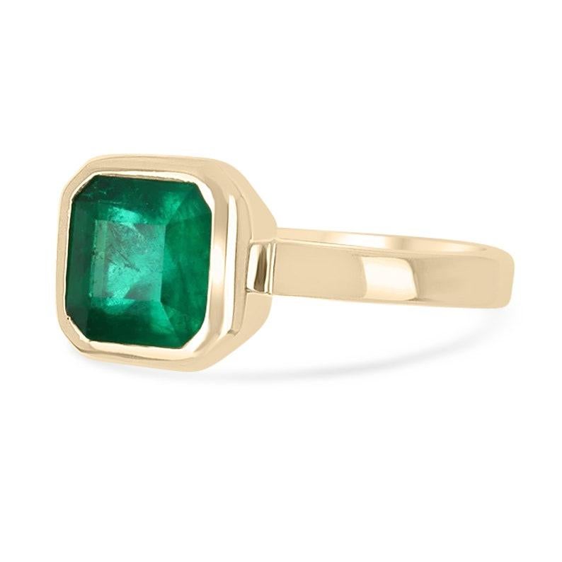 La bague présentée est une bague solitaire en or jaune 14 carats, ornée d'une émeraude colombienne d'un beau vert, taillée à la manière d'un Asscher. Cette magnifique bague solitaire porte une émeraude de 2.20 carats dans une monture élégante.