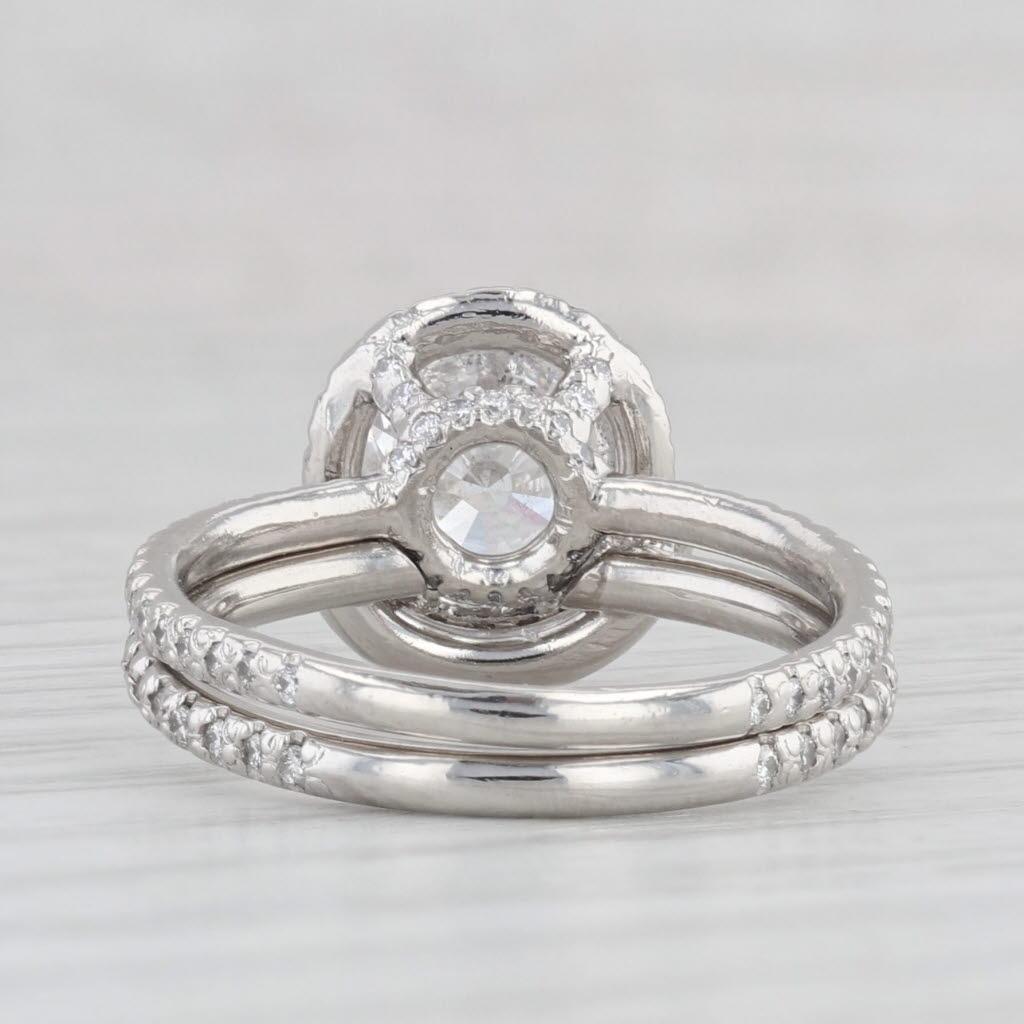 Taglio rotondo Anello di fidanzamento con diamante rotondo a forma di aureola da 2,20 ct. in vendita