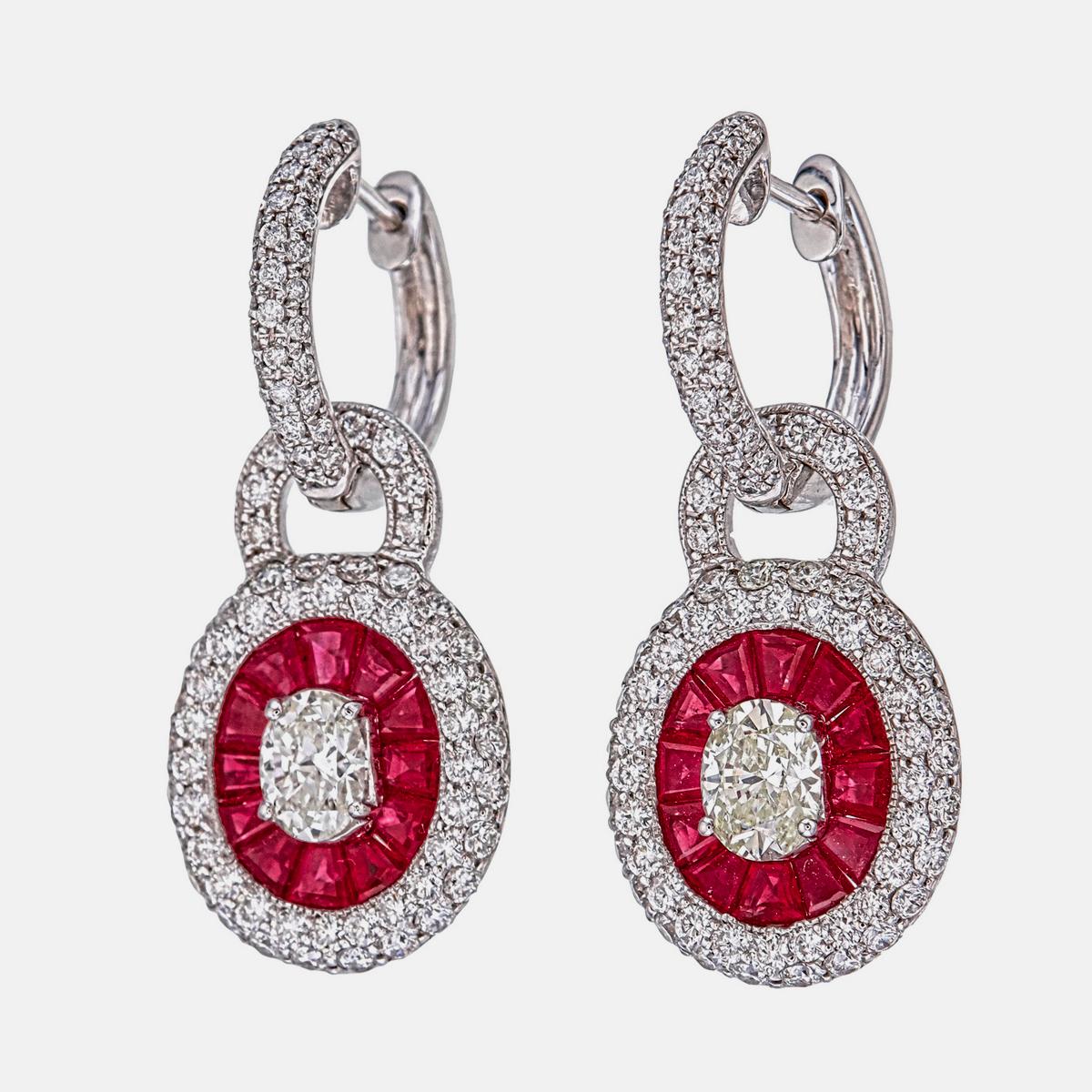 Gli eleganti orecchini con rubino birmano e diamanti di REWA jewels sono realizzati a mano in oro bianco 18 carati.

Ha 24 pezzi di rubini Burma No Heat a forma di baguette che pesano circa 2,21 carati.

Con 186 diamanti rotondi del peso di circa