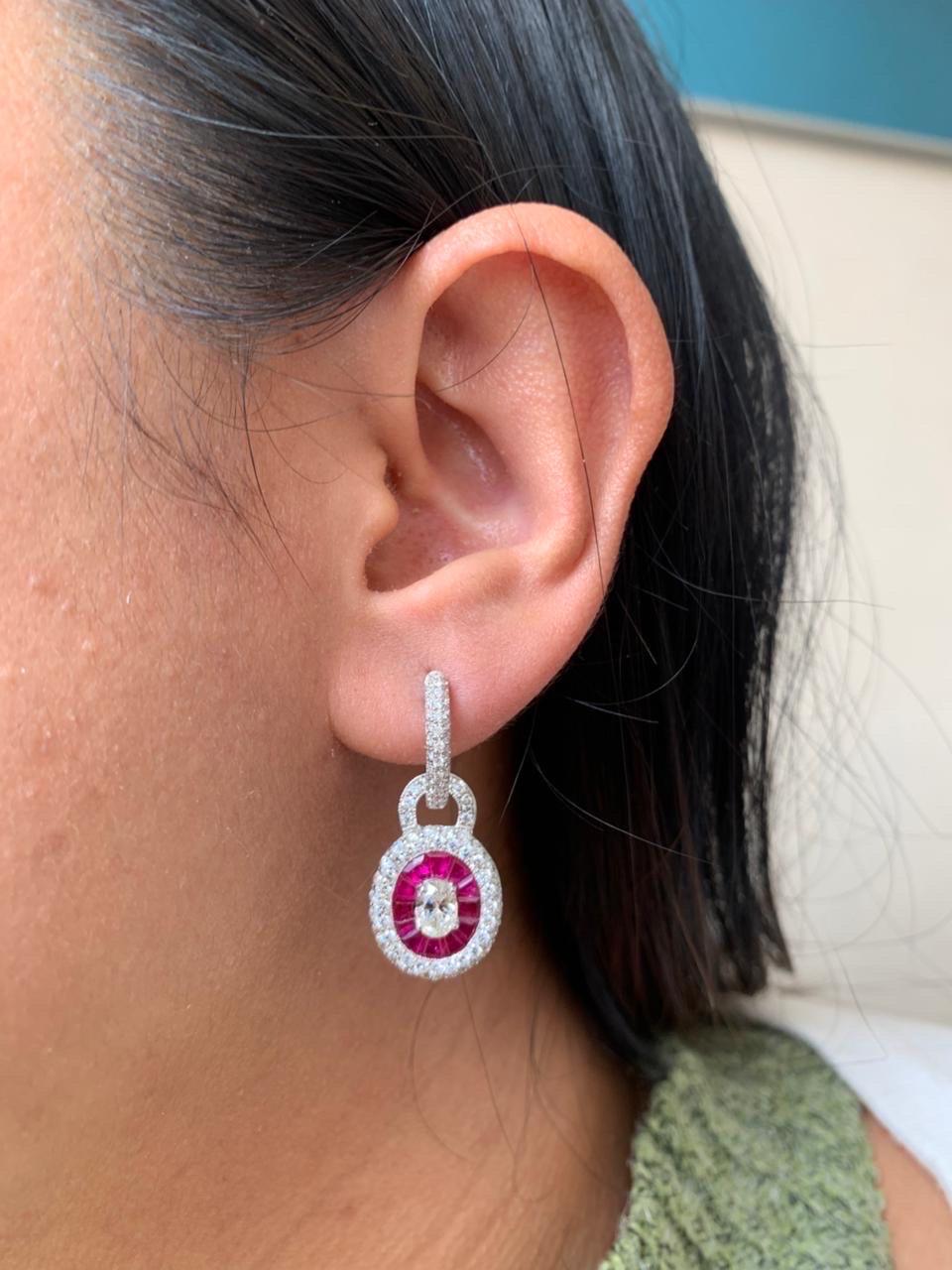 Orecchini con rubino di Birmania senza calore e diamanti da 2,21 carati in oro bianco da 18 carati In condizioni Nuovo in vendita a Bangkok, TH