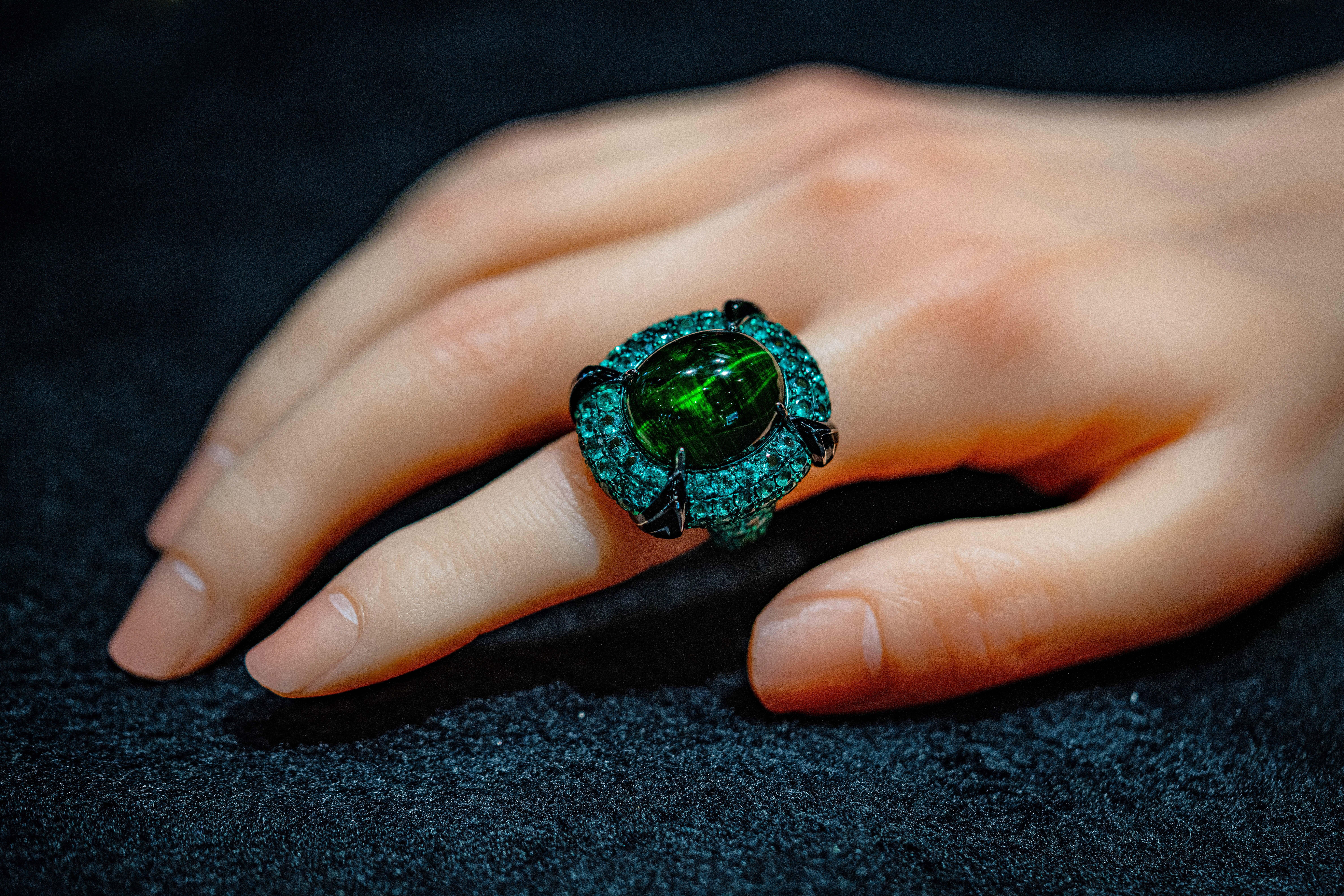 Women's or Men's 22.1 Carat Cat's Eye Green Tourmaline & Emerald Ring, 18K White Gold, Austy Lee For Sale