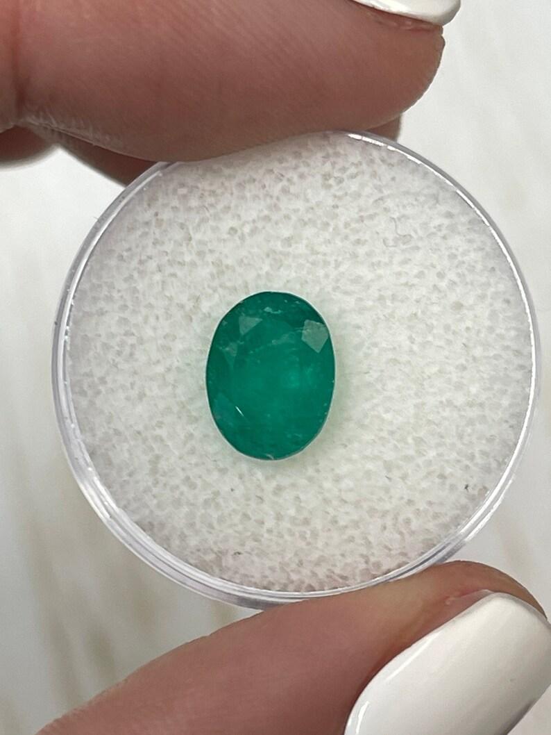 Piedra: Esmeralda
Peso: 2,21 quilates
Forma: Corte Oval
Claridad: Semitransparente
Lustre: Bueno
Color: Verde bosque oscuro
Medidas: 9,79 mm x 7,65 mm x 5,48 mm
Origen geográfico: Colombia
Tratamiento: Natural, Engrasado

Observaciones: Debido a sus