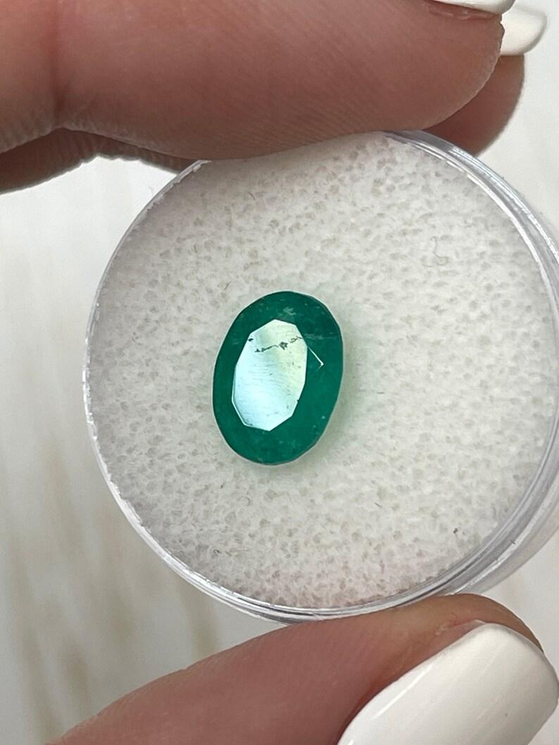 2,21 Quilates Esmeralda Colombiana Verde Bosque Oscuro - Gema Natal de Mayo Talla Ovalada Moderno en venta