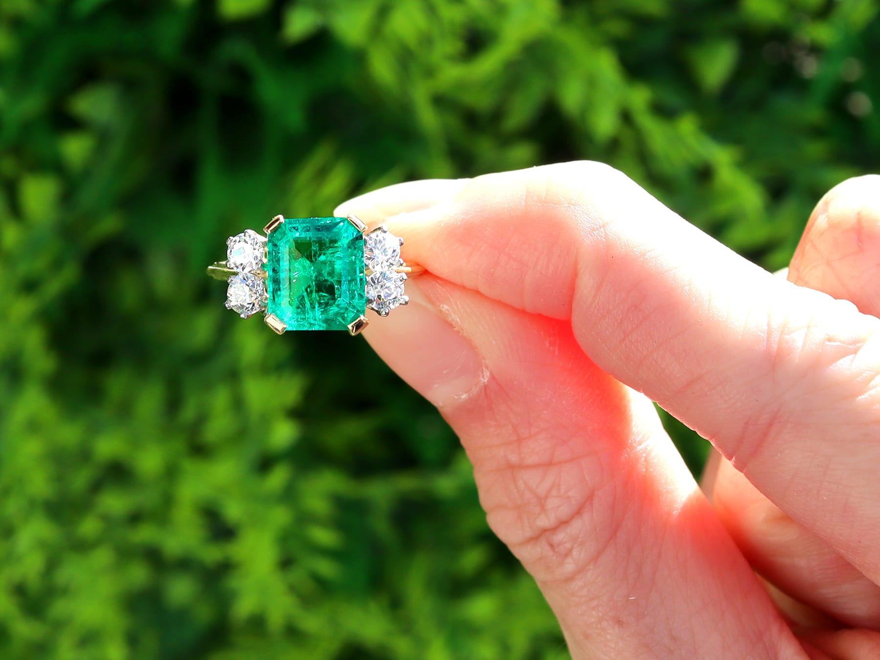 Une superbe, fine et impressionnante bague ancienne de 2,21 carats de taille émeraude et de 0,60 carat de diamant, en or jaune 18 carats et sertie de platine ; faisant partie de notre collection de bagues de fiançailles à l'émeraude.

Cette