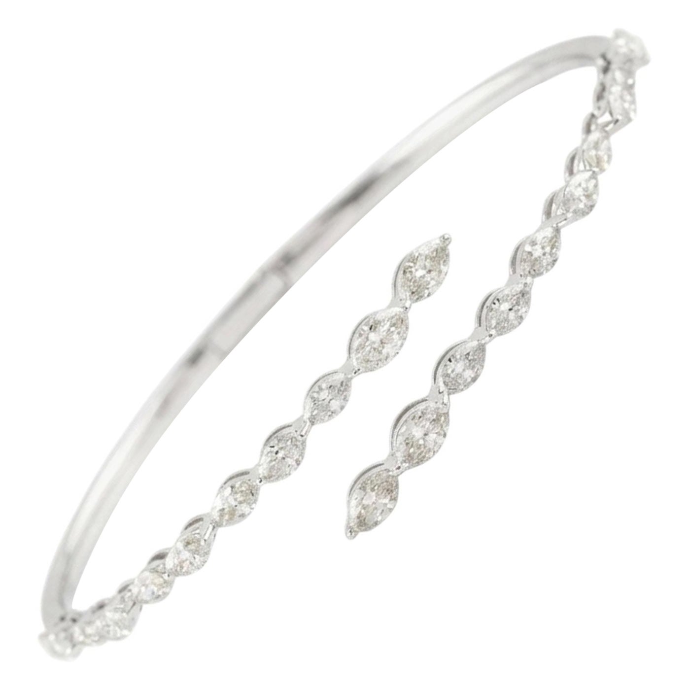 2.21 Carat Marquise Cut Diamond Open Cuff Bypass Bracelet en or blanc 18 carats