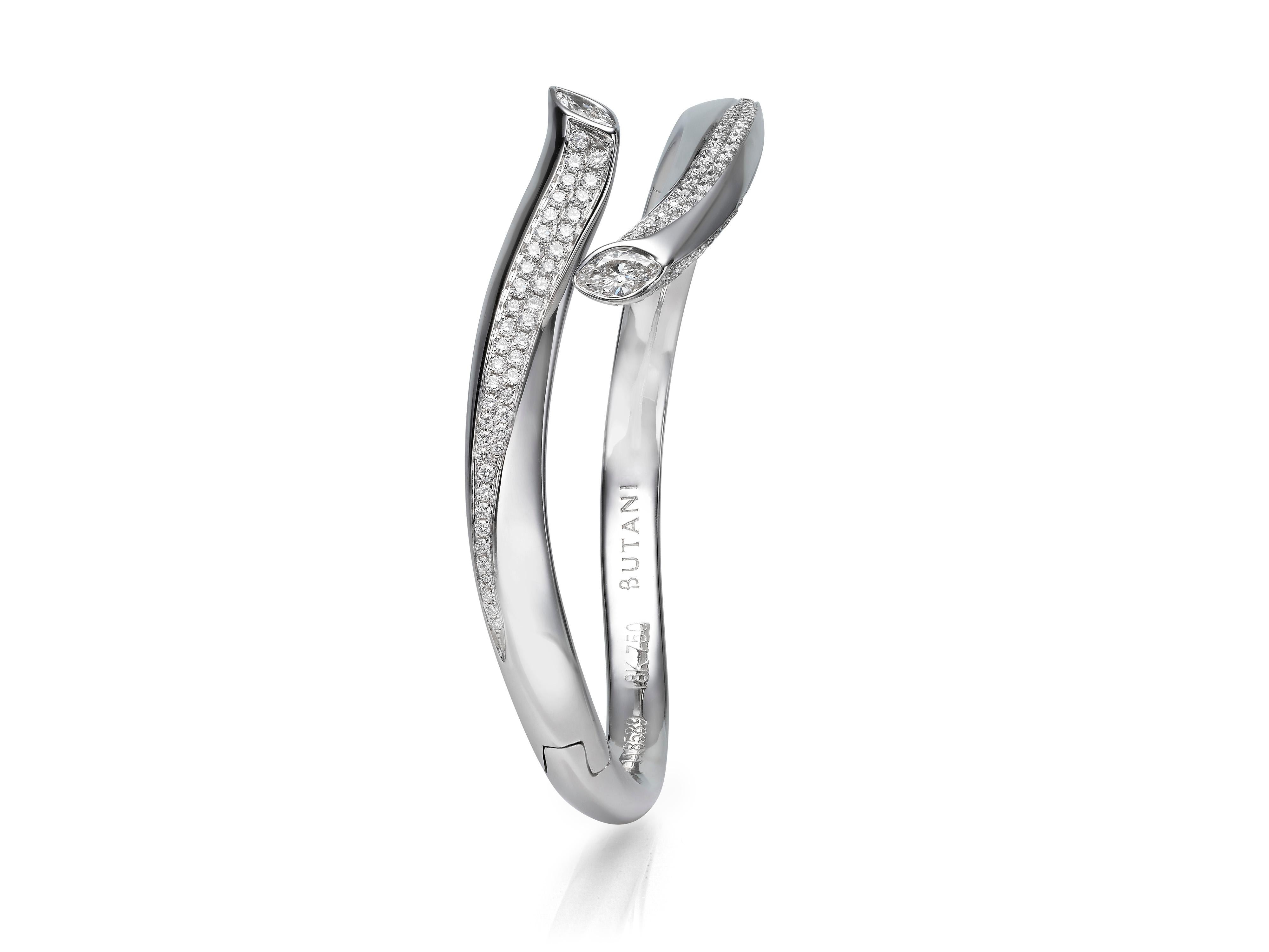 Contemporary 2.21 Carat Marquise Round Diamond 18 Karat White Gold Bangle Bracelet For Sale