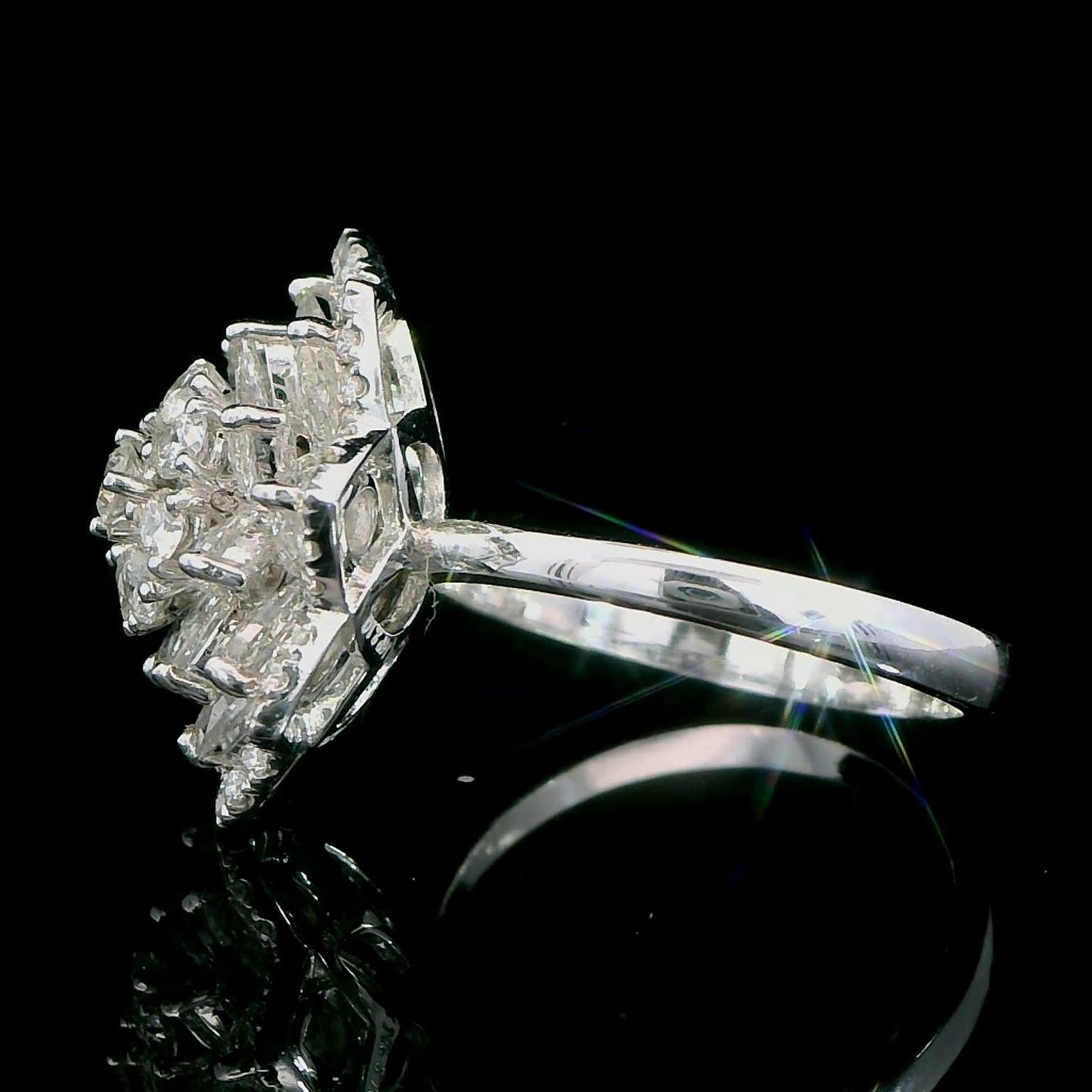 Bague florale en or 18 carats, diamants taille rose et diamants ronds brillants de 2,21 carats en vente 3