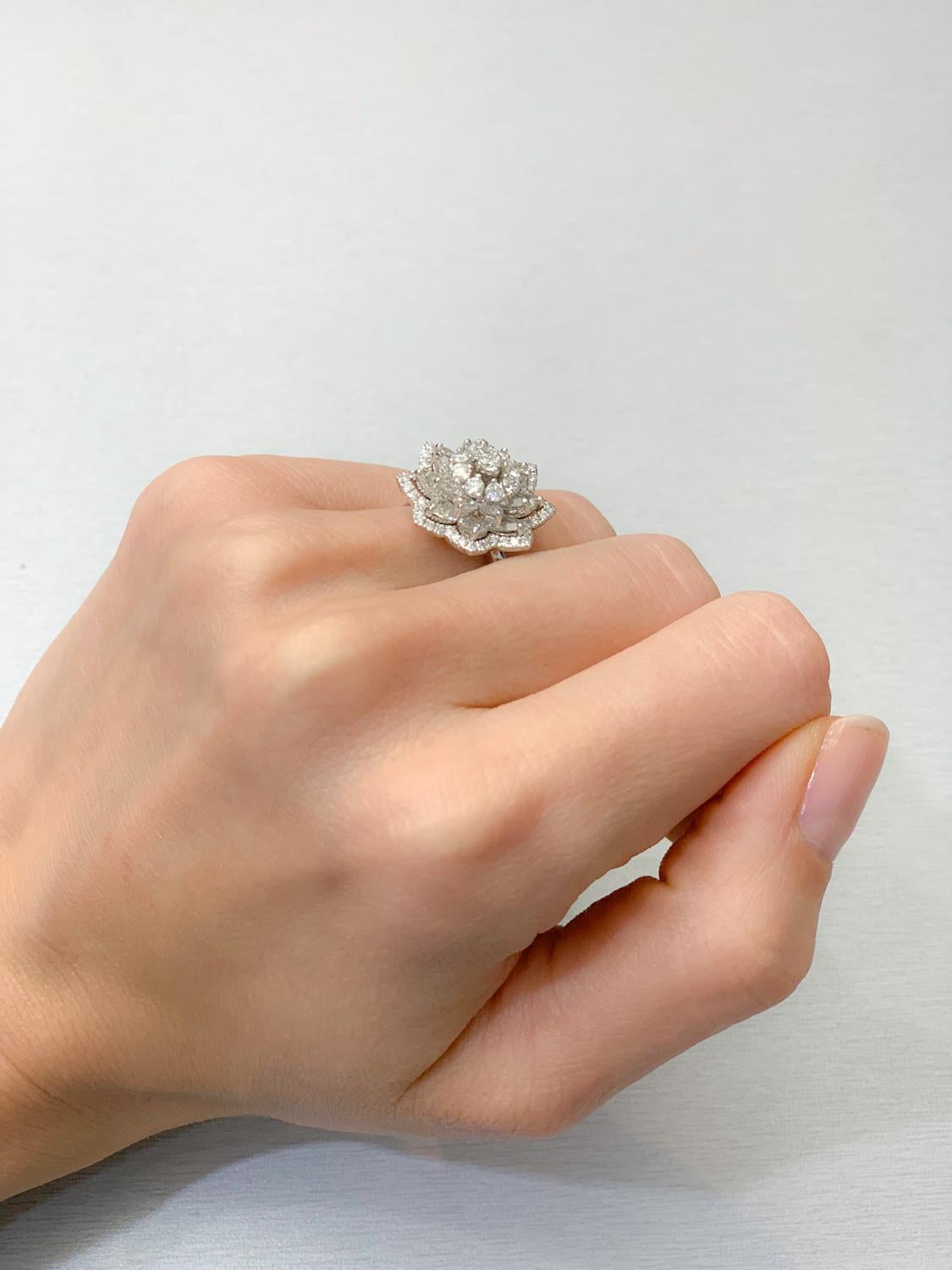 Bague florale en or 18 carats, diamants taille rose et diamants ronds brillants de 2,21 carats en vente 6