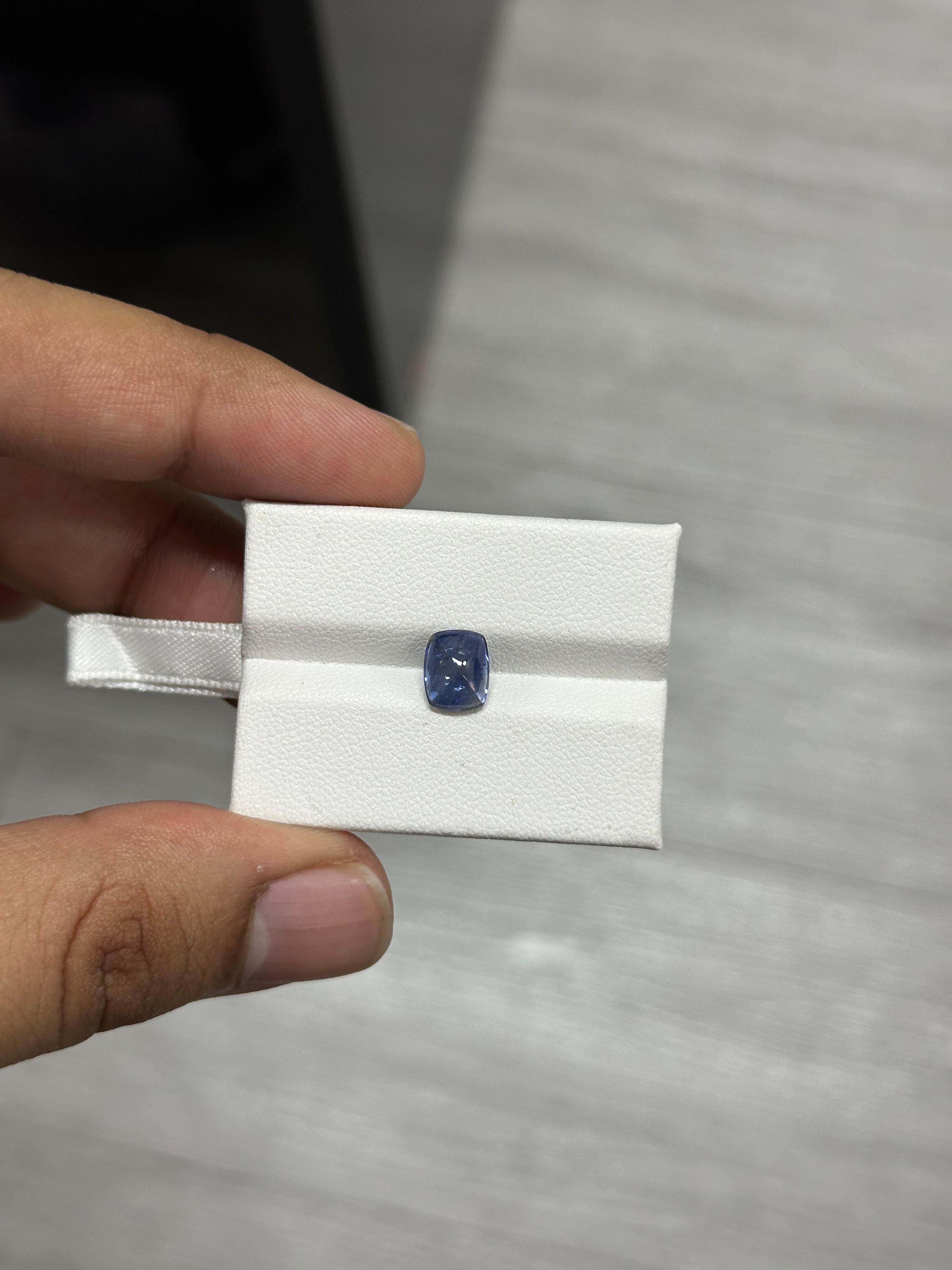 Uno zaffiro da 2.21 carati, che risplende in una tonalità blu reale. Proviene dalle incantevoli miniere di gemme dello Sri Lanka. Questa squisita gemma ha subito solo un trattamento termico standard ed è tagliata alla perfezione in una forma a pan