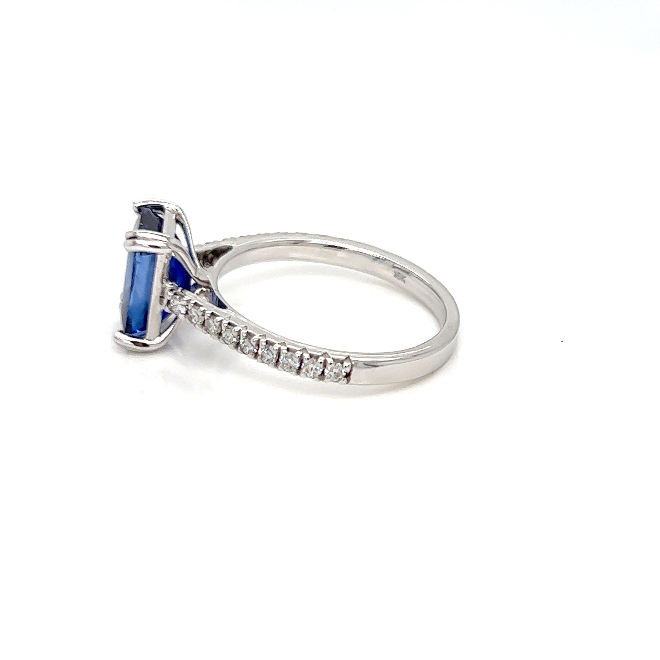 Nous vous présentons 2.75 Carats Emerald Cut Solitaire Sapphire Ring with diamonds made in 14k white gold in the heart of New York City. Cette bague est composée d'un saphir sri lankais de taille émeraude qui n'est pas de qualité commerciale, ce qui