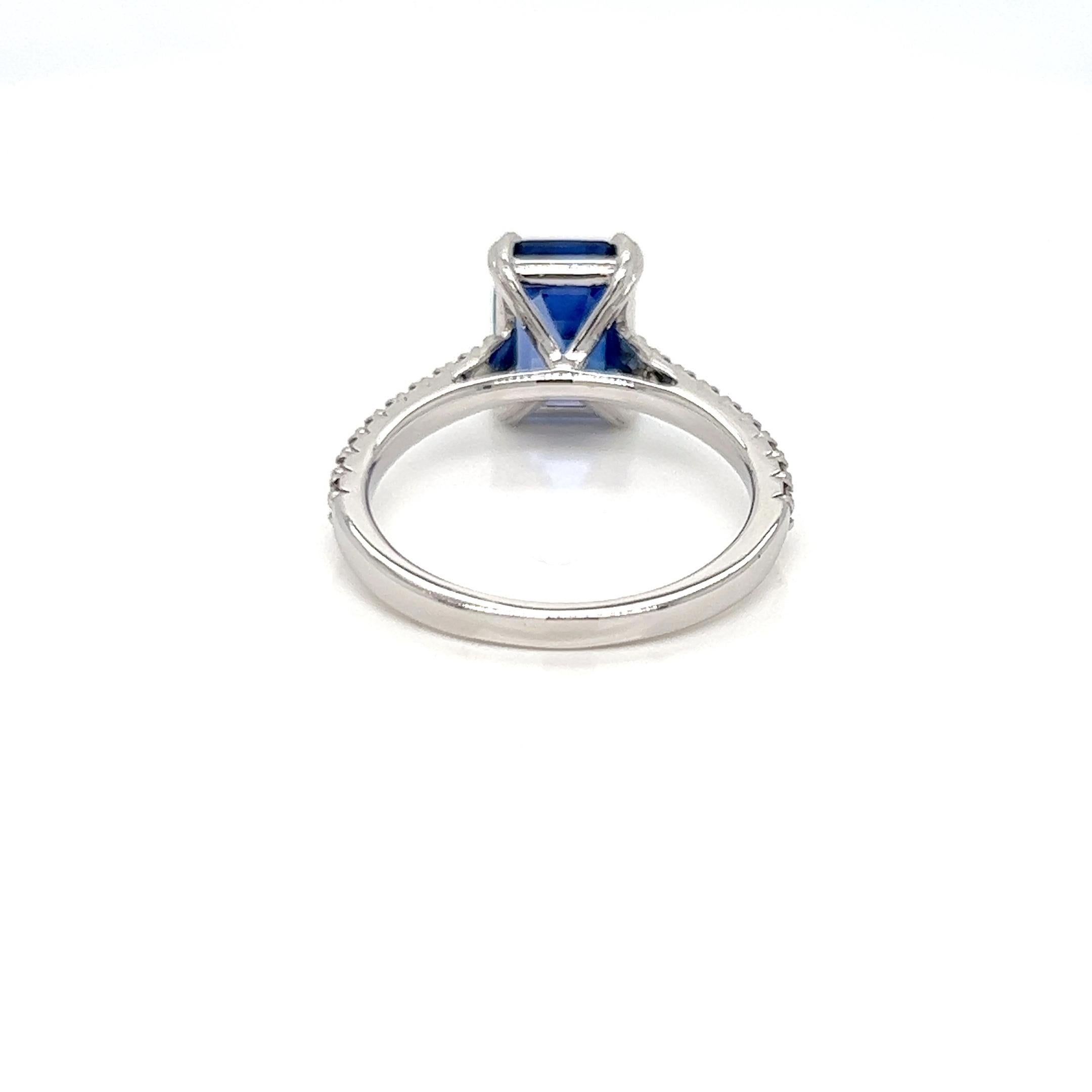 Modern 2.75 Carats Emerald Cut Solitaire Sapphire Ring with Diamonds  For Sale