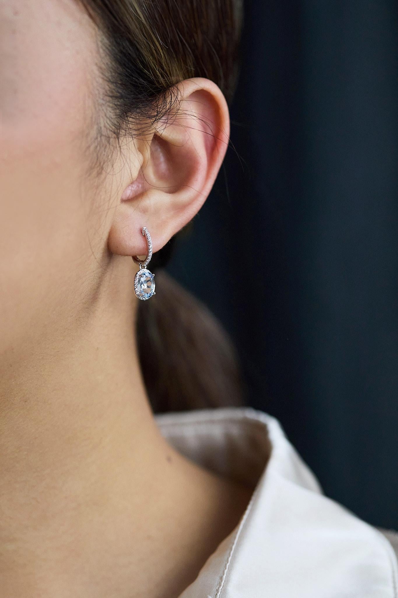 Roman Malakov Pendants d'oreilles avec aigue-marine taille ovale de 2,21 carats et halo de diamants Neuf - En vente à New York, NY