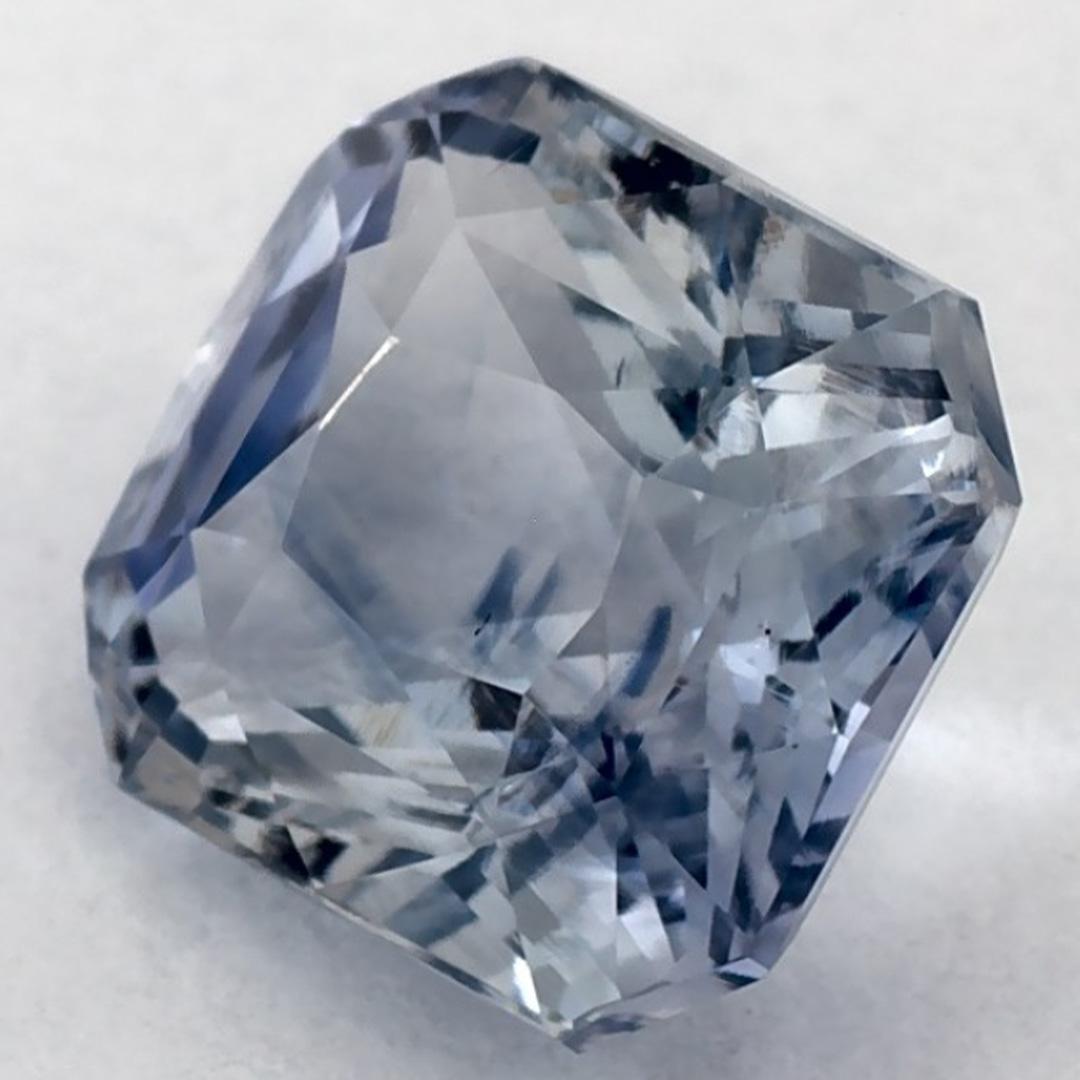 Questo zaffiro blu naturale offre eleganza e raffinatezza. Con la sua ricca saturazione del colore e il taglio preciso, è il centro perfetto per un anello di fidanzamento o un design di gioielli di lusso.

Questo zaffiro proviene dallo Sri Lanka