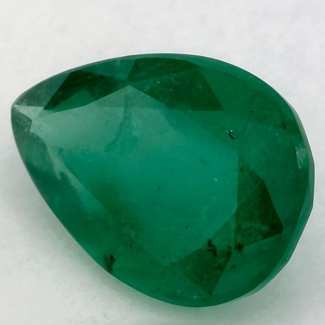D'un vert éclatant, la pierre de naissance du mois de mai symbolise le renouveau de la croissance printanière. 

Explorez la vibrante collection d'émeraudes, de rubis et de saphirs de notre magasin, disponibles sous forme de pierres précieuses en