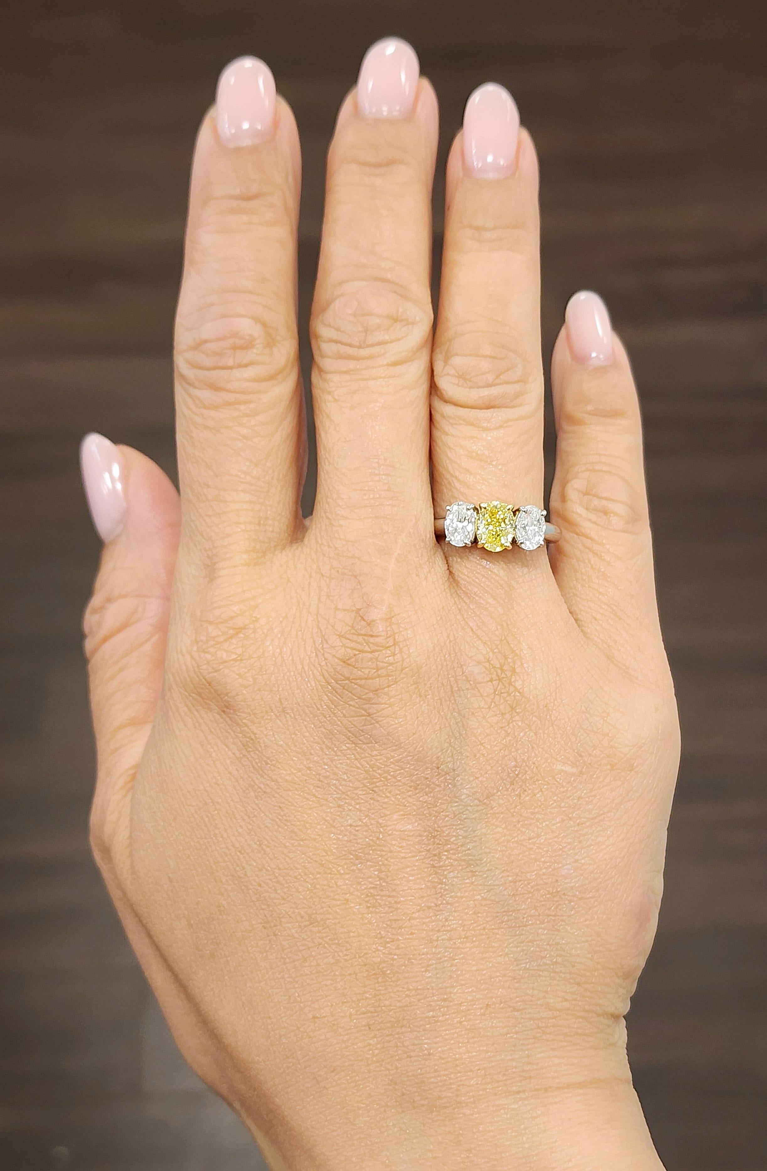 Taglio ovale Anello con tre pietre ovali di diamanti gialli e bianchi da 2,21 ct certificato GIA in vendita