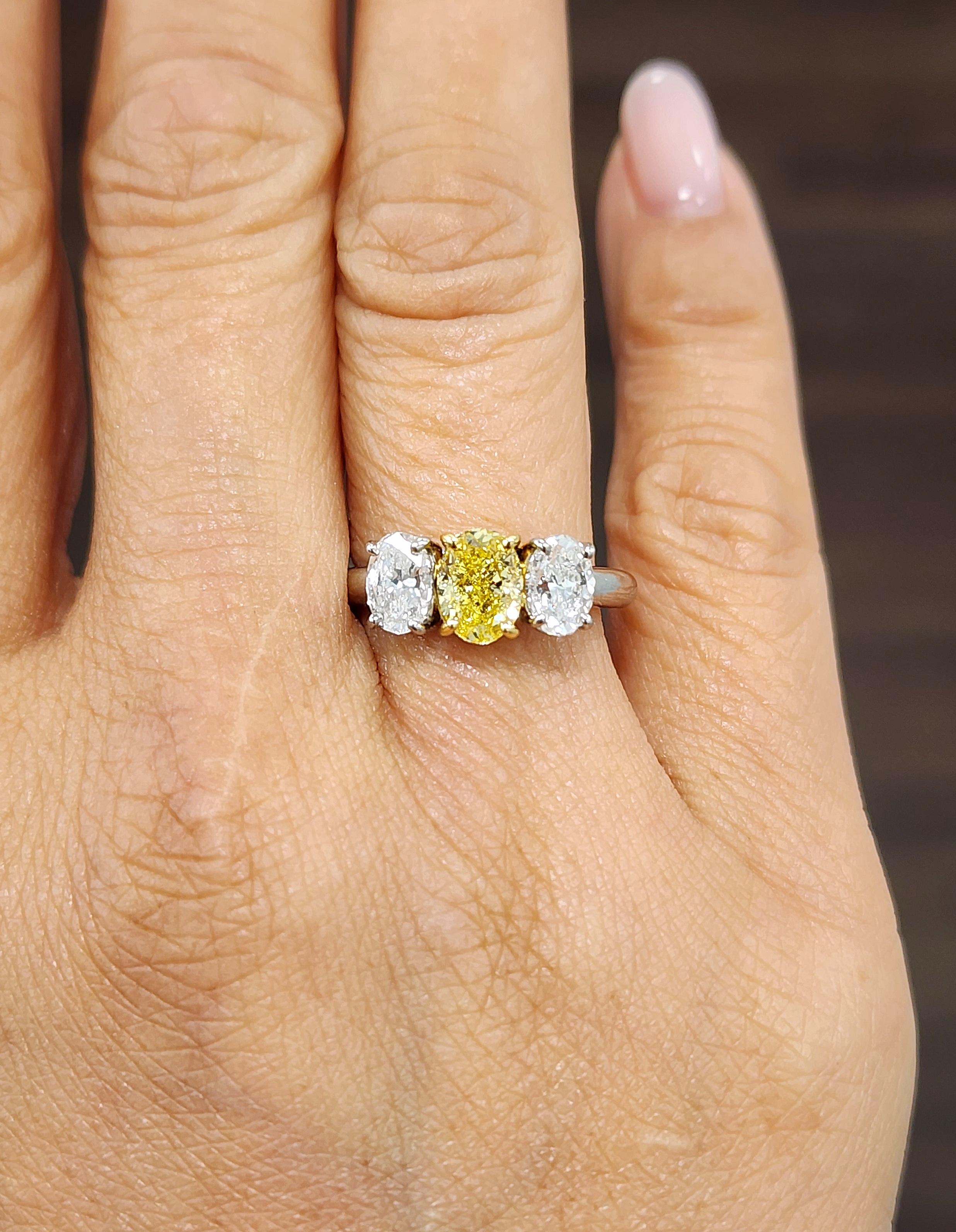 Anello con tre pietre ovali di diamanti gialli e bianchi da 2,21 ct certificato GIA In condizioni Nuovo in vendita a Chicago, IL