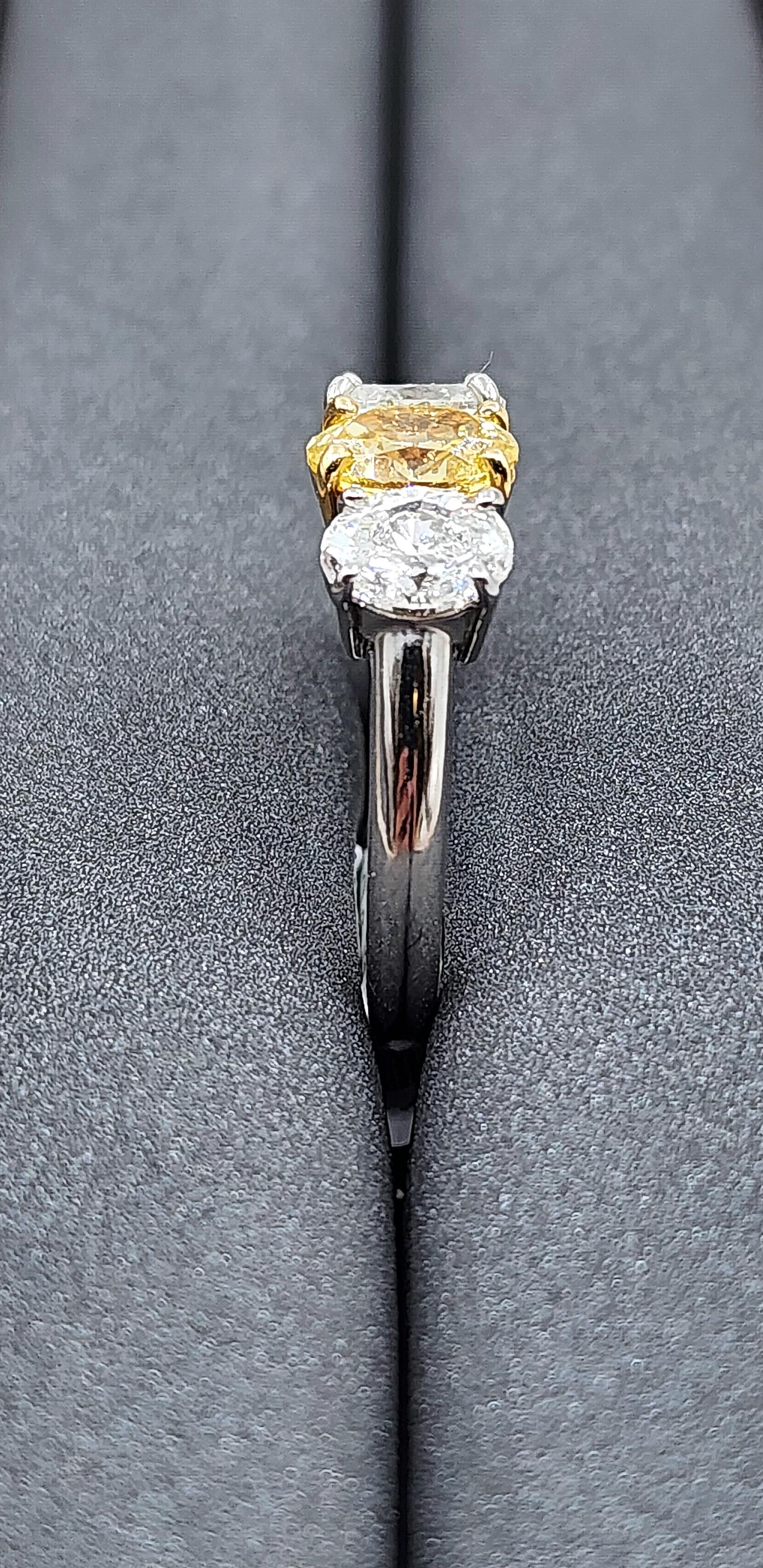 da uomo o donna Anello con tre pietre ovali di diamanti gialli e bianchi da 2,21 ct certificato GIA in vendita
